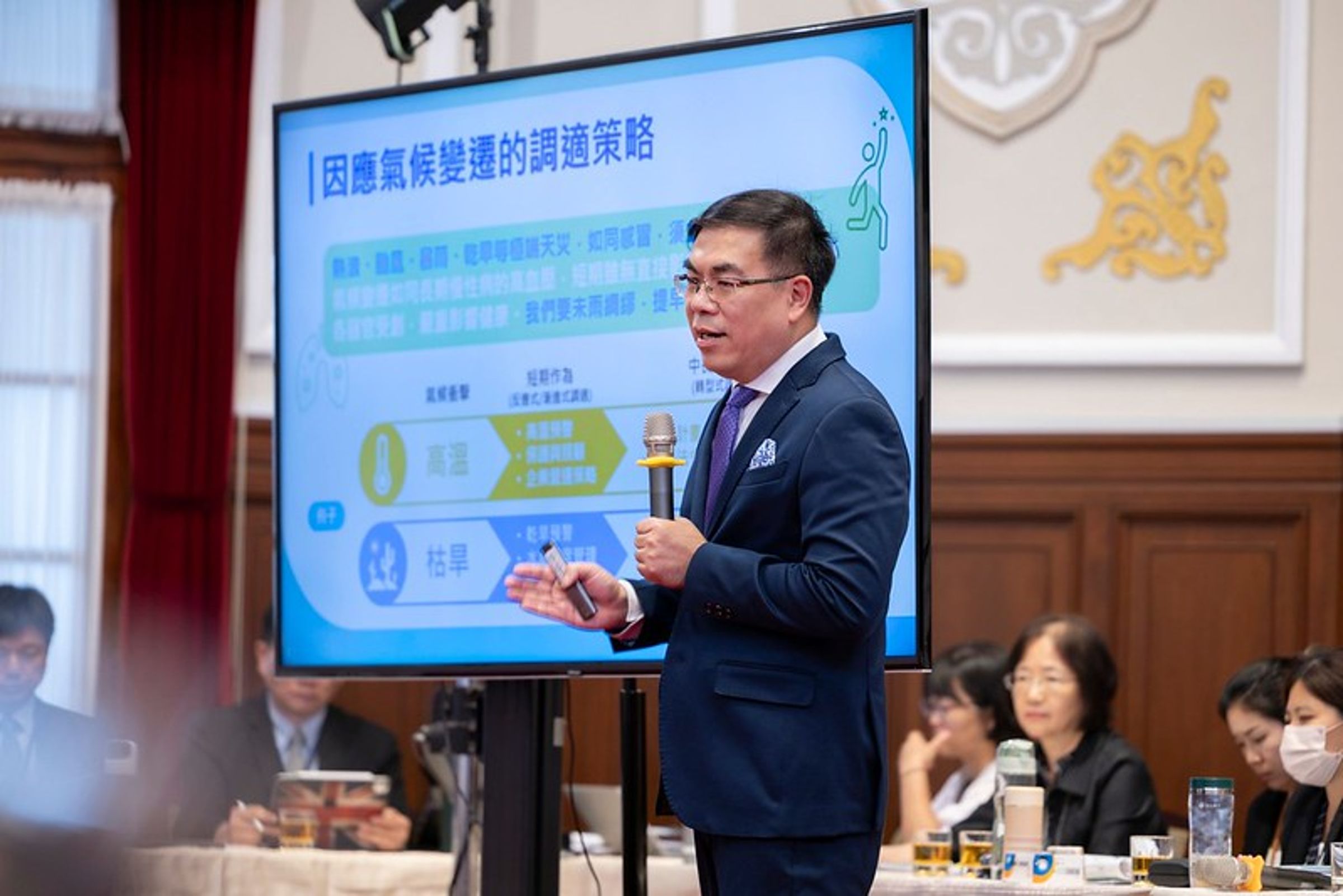 環境部長彭啟明示警，提到「未來最快在2065年，我們就沒有冬天了」。（翻攝自總統府官網）