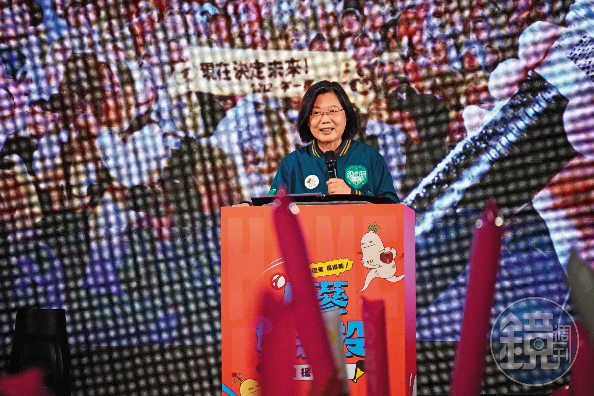 蔡英文在社群之夜呼籲粉絲讓她「放心畢業」。