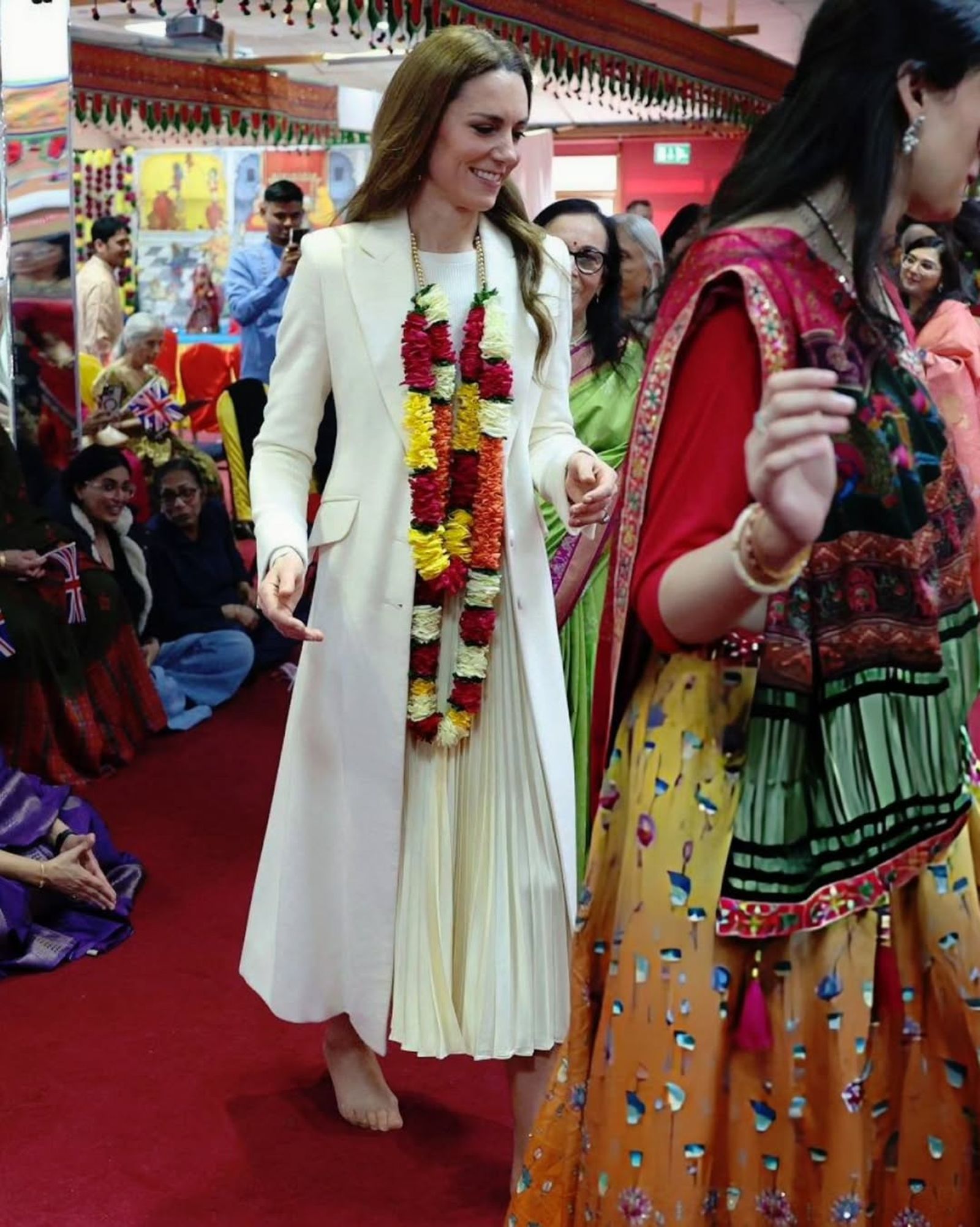 凱特在寺廟內與信徒一同起舞，氣氛熱鬧。（翻攝willcatsworld IG）