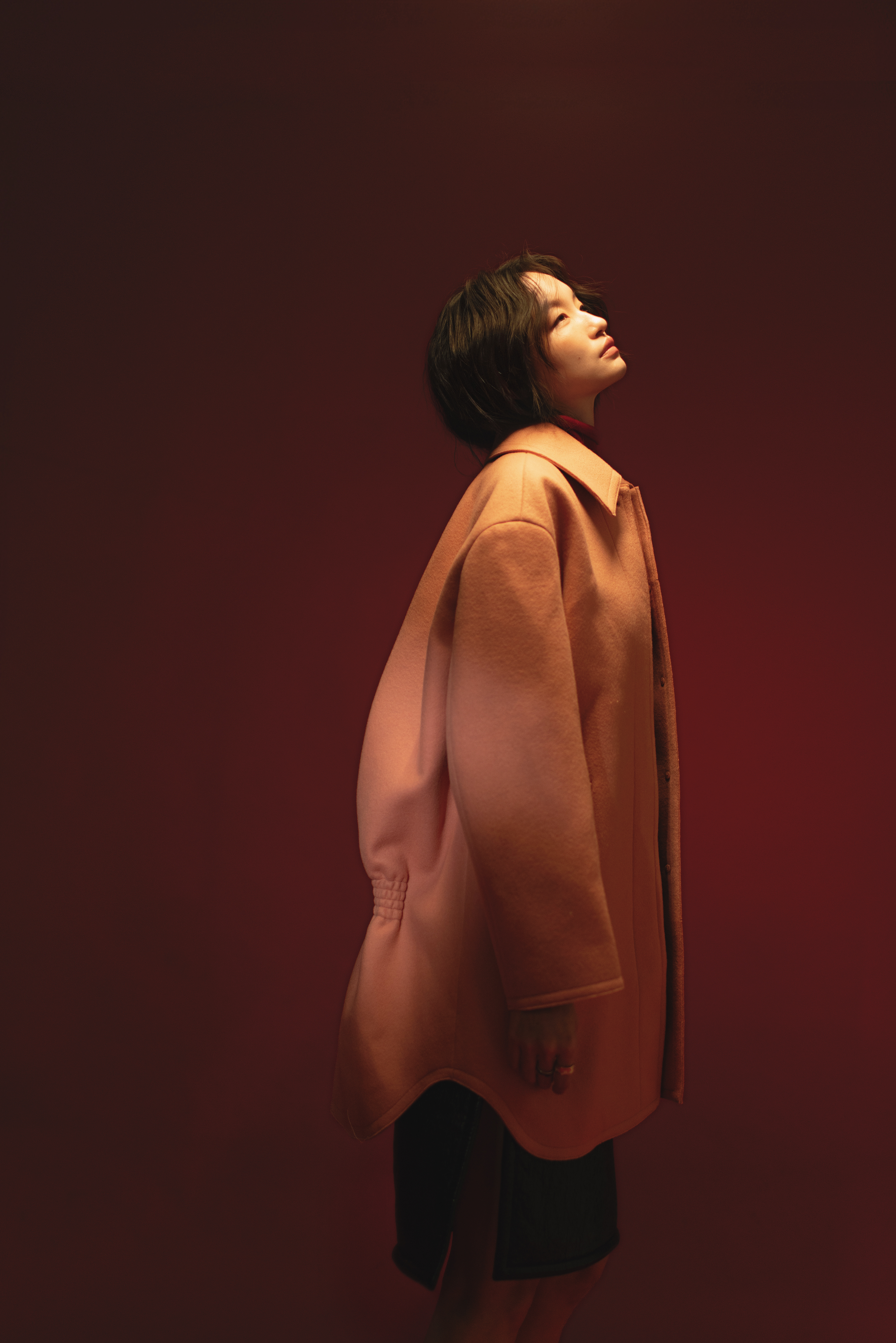粉紅色羊毛外套 NT$117,800 by FENDI／紅色高領上衣 NT$30,000 by CELINE／黑色皮裙 NT$129,000 by GUCCI／（左）FUSION系列黑色高精密陶瓷單圈戒指 約NT$45,500 by GEORG JENSEN／（右）FUSION系列18K黃金鑽石單圈戒指 約NT$71,000 by GEORG JENSEN／（右）FUSION系列18K黃金HYCERAM暖白色高精密陶瓷單圈戒指 約NT$45,500 by GEORG JENSEN