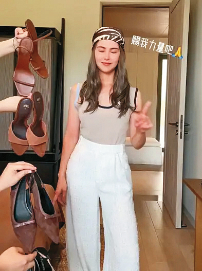 昆凌日前在社群挑戰「閉眼隨機穿搭」，私服中出現ZARA跟鞋（左排第二雙）。（翻攝自昆凌 IG）