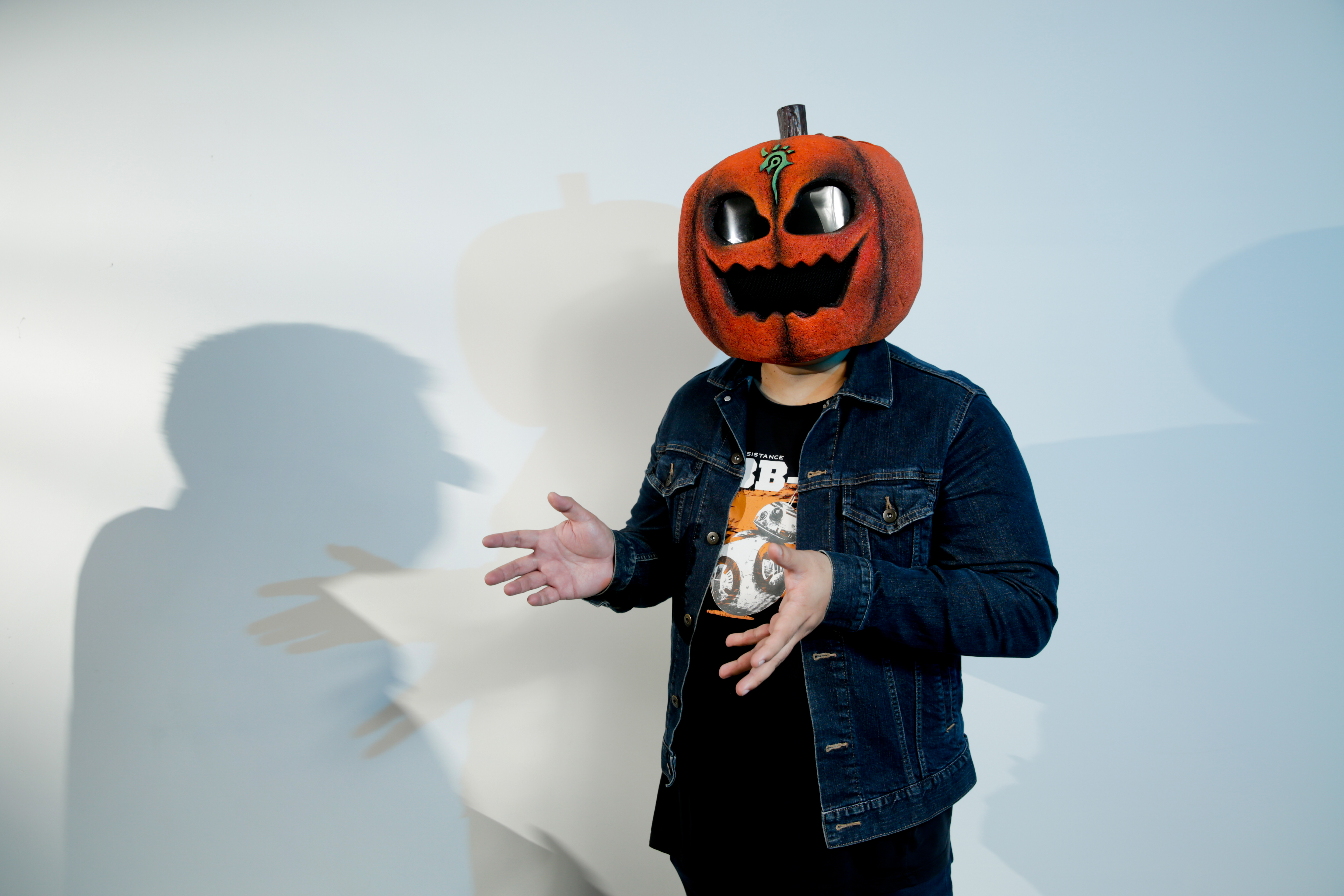 伍薰創作科幻或奇幻題材時，也時常會融入生態元素。左方牆面投影為《水都物語》漫畫家南部書之助。