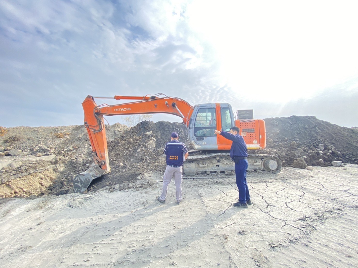 惡劣集團假裝要租地從事植栽，結果卻是傾倒廢土後逃逸。（警方提供）