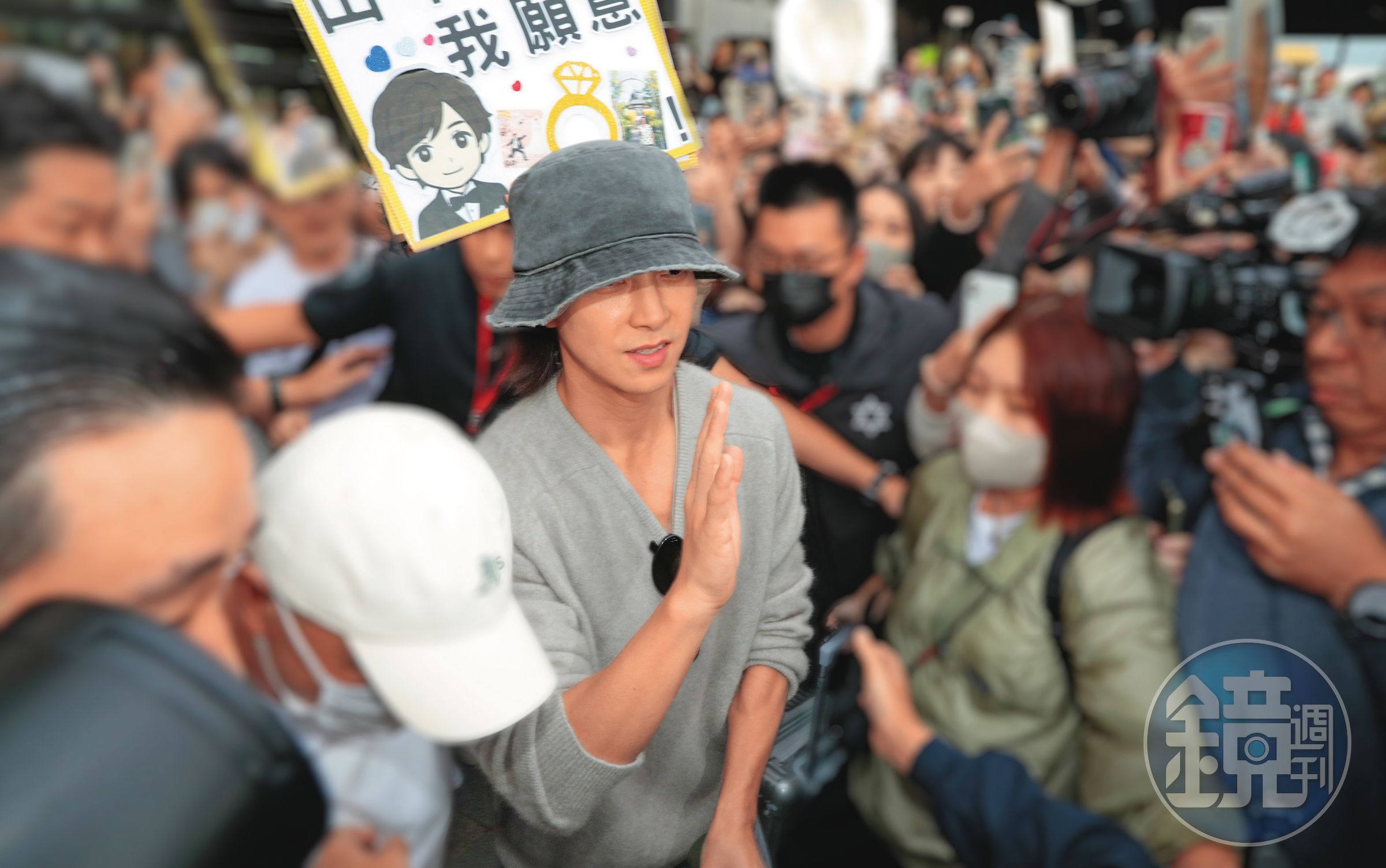 接機粉絲高舉「我願意」看板。不好意思，你願意，小編不願意喔～山P是我的！（推）