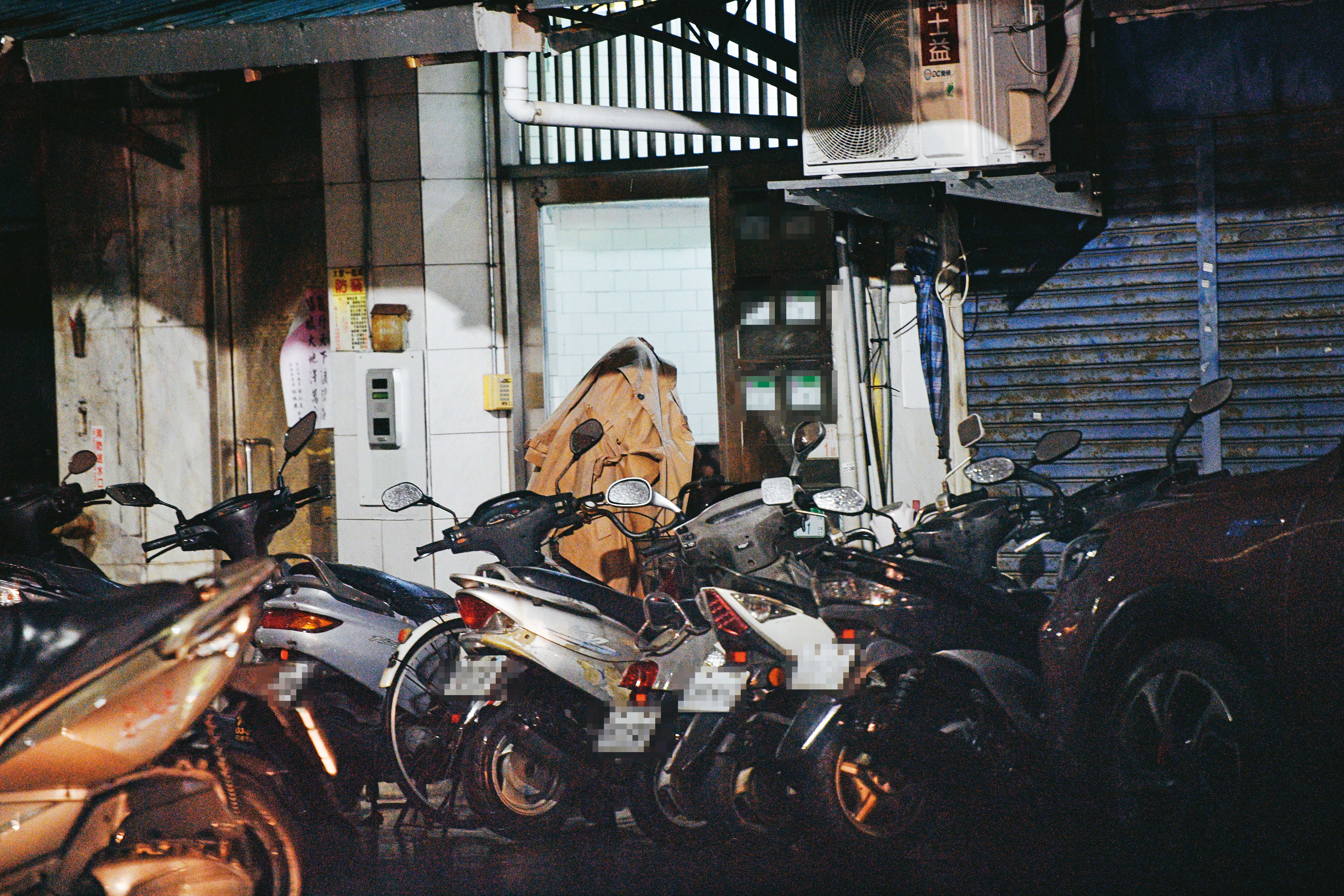 2024.12.23 19:50 吃完櫻桃鴨後，徐宏民載高女（圖）回台北，並讓她先下車回家。 