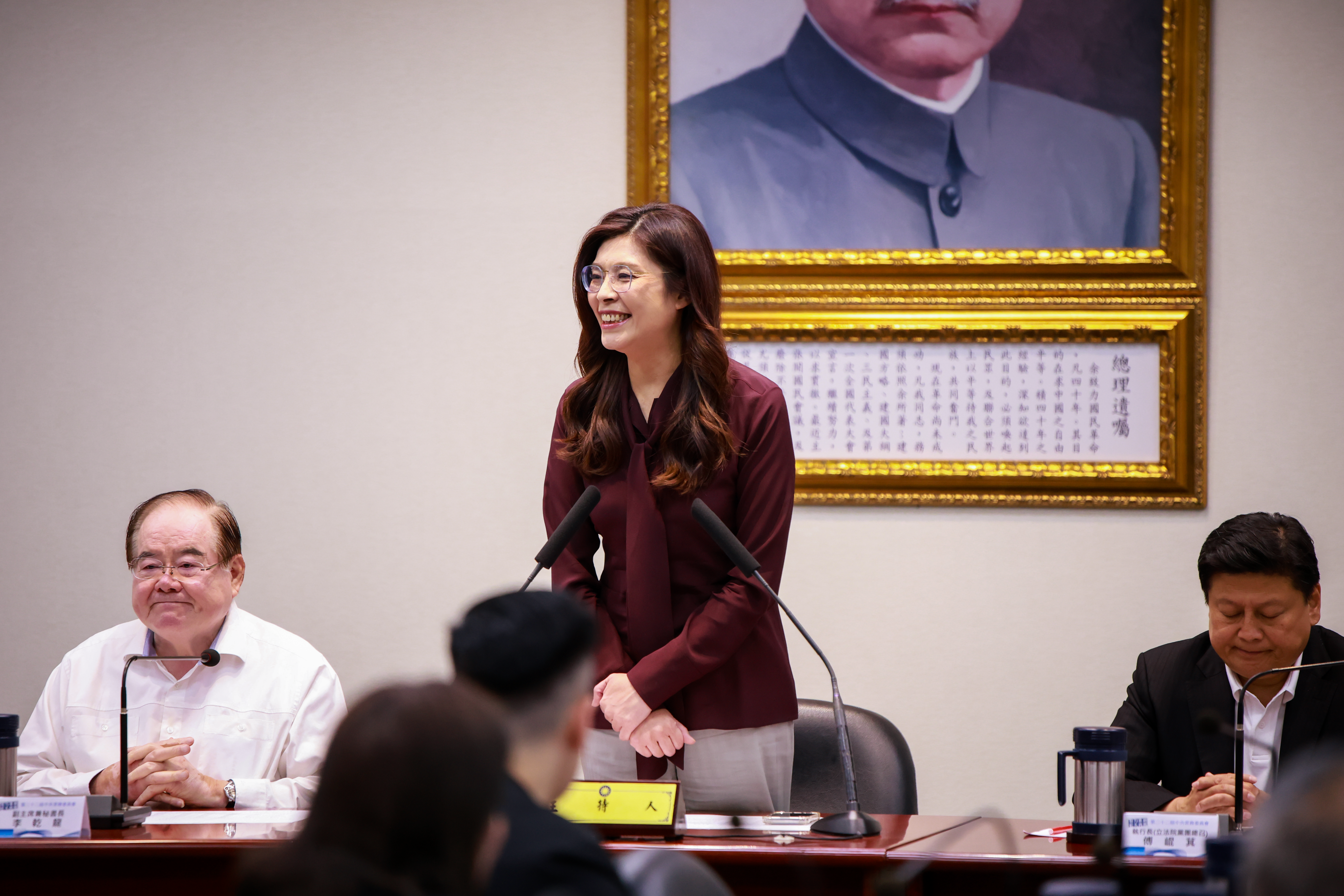 有國民黨員看不下去季麟連的言論，下午直奔黨中央，當場怒喊「現在就是黑箱黨」，並質疑「鄭麗文吃X啊！怎麼老是用這些人。」（文傳會提供）