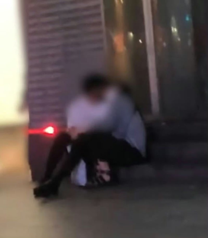 李鎮浩稱2019年5月金賽綸在街頭與當時男友在街頭接吻,遭女方家人駁斥。(網路圖片)