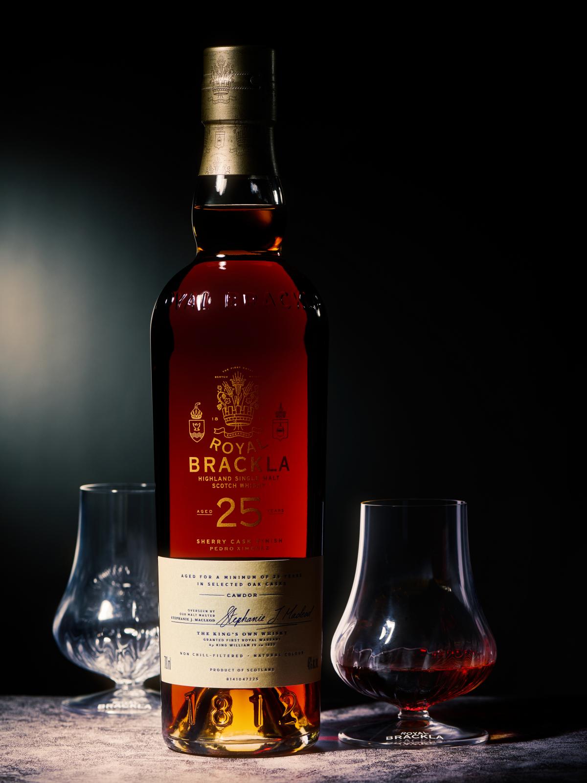 Royal Brackla 皇家柏克萊25年PX雪莉桶／類別：單一麥芽威士忌／產地：蘇格蘭高地區／特色：在初次波本桶內熟成達到25年後，再以PX雪莉桶過桶熟成。其甘醇如夏日水果，覆蓋濃郁帶有辛香料的葡萄乾和無花果乾，香氣更融入如牛奶巧克力與磨碎咖啡、烤杏仁風味，形成絕妙平衡／酒精：46%／建議售價：約NT$24,800。