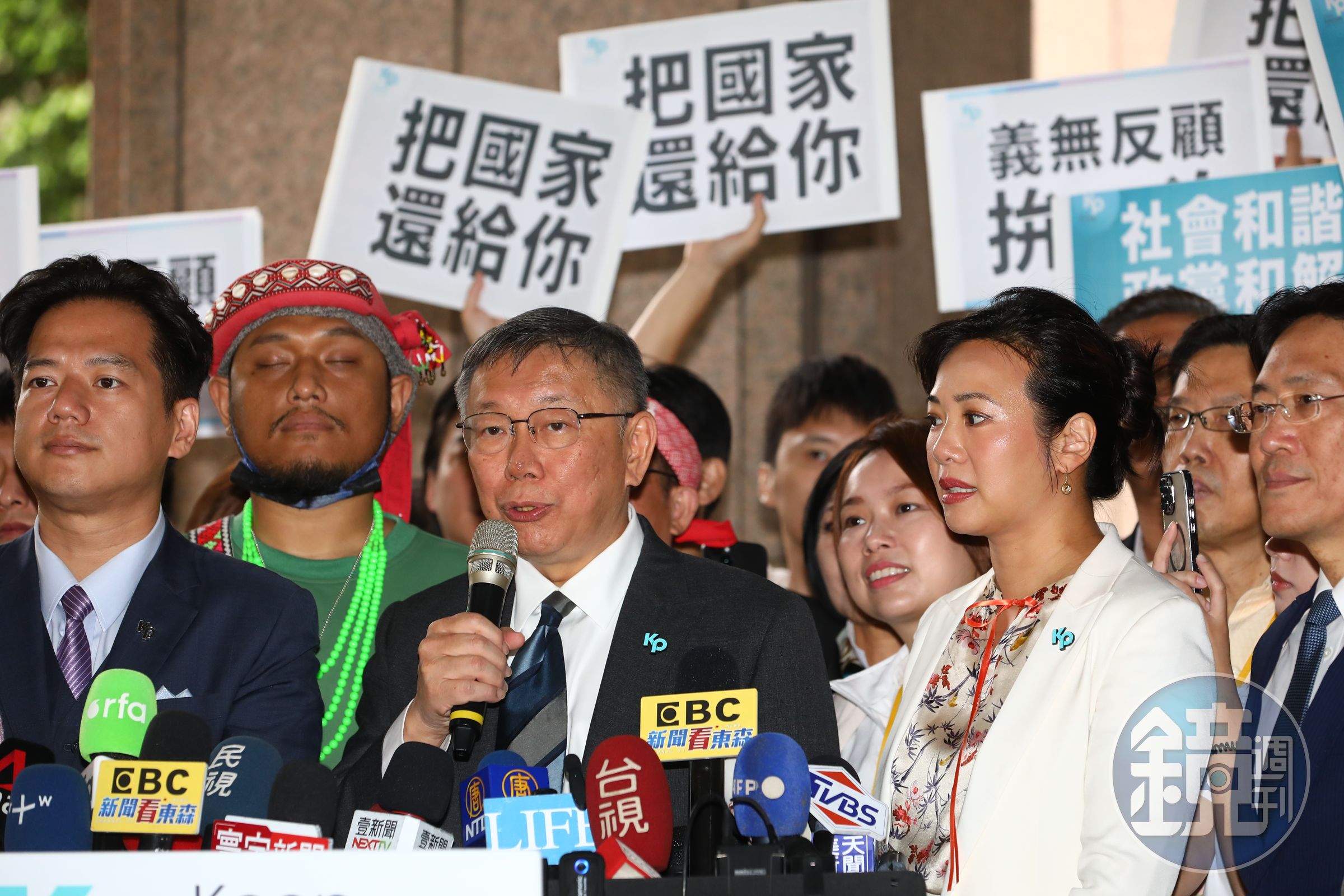 藍白合破局後，沒想到柯文哲又自爆當初有人開價2億美元要他當副手。