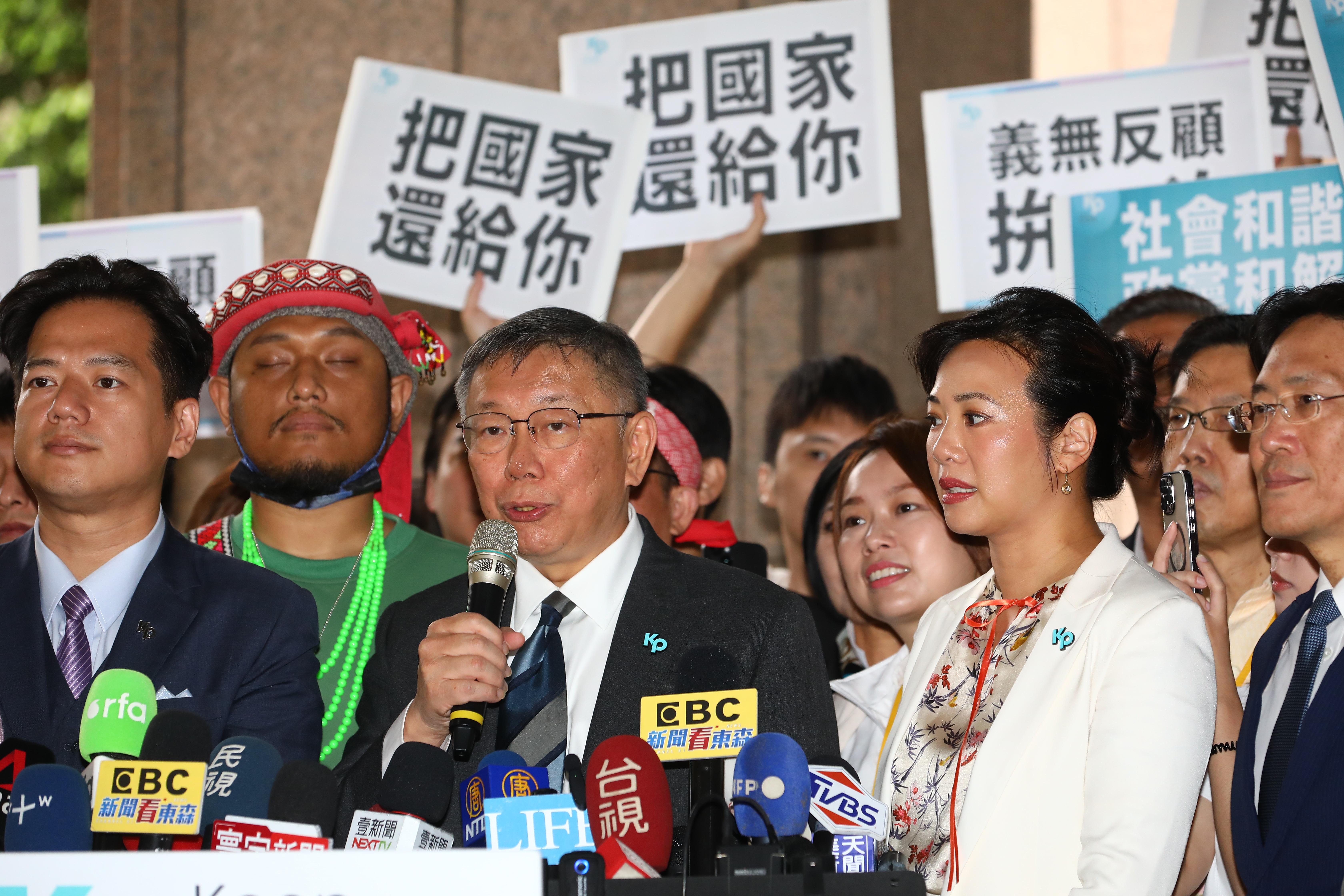 藍白合破局後，沒想到柯文哲又自爆當初有人開價2億美元要他當副手。