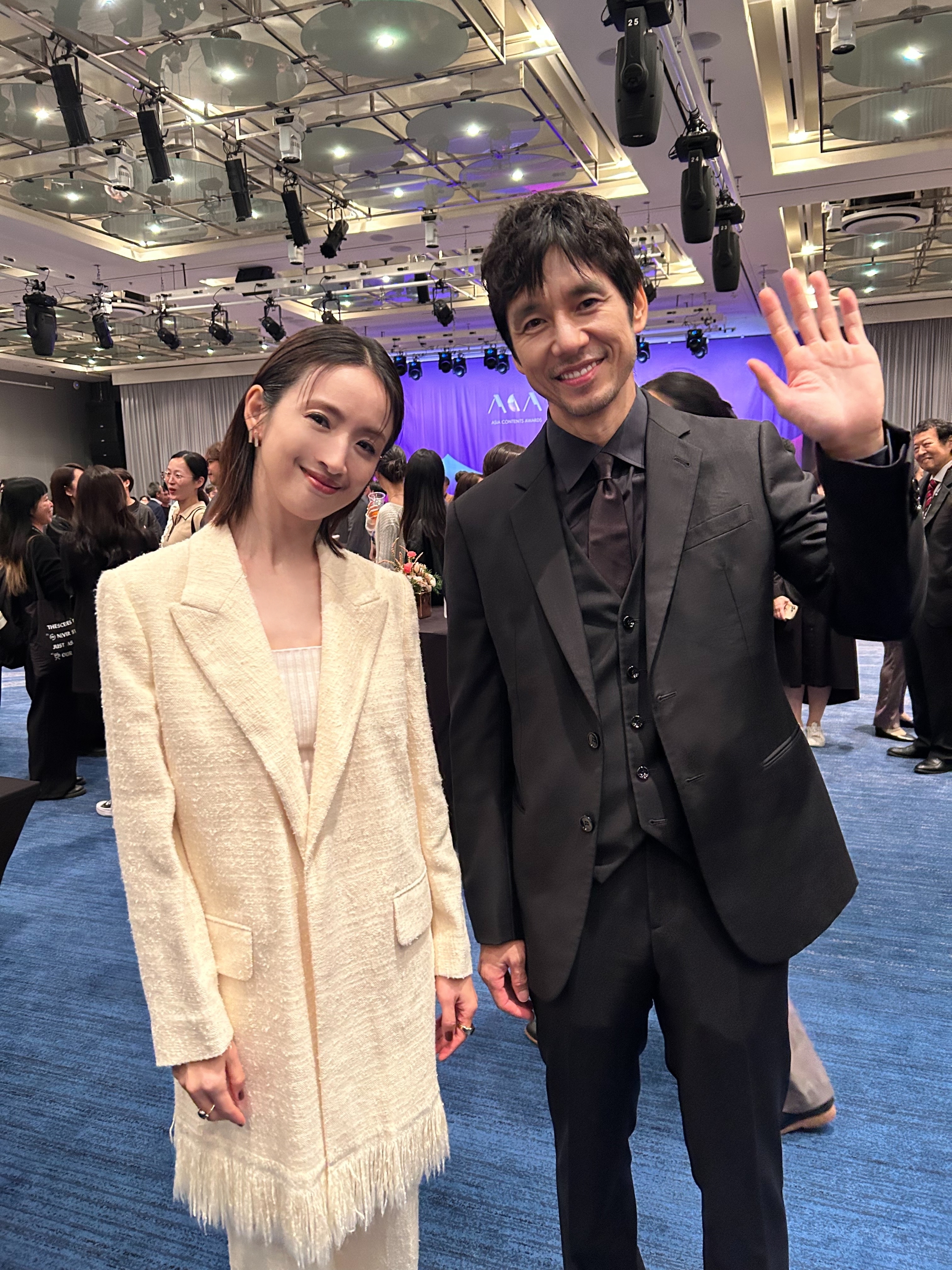 活動上林依晨與西島秀俊合照，事後西島秀俊也在IG 秀出與林依晨合照道恭喜。（周子娛樂提供）