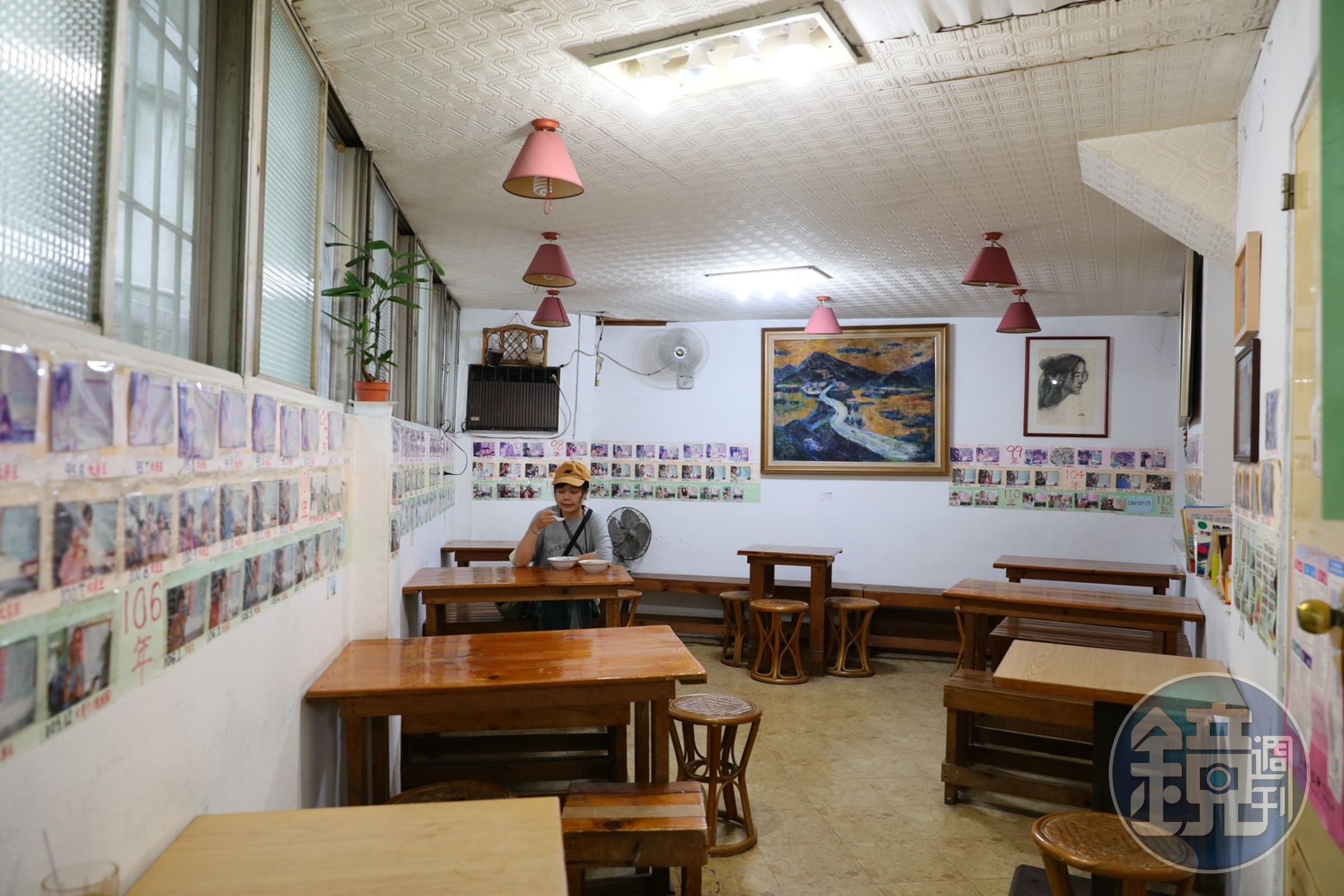 店內簡樸如同自家客廳，桌椅的擺放卻也令人聯想到以前的國小教室。
