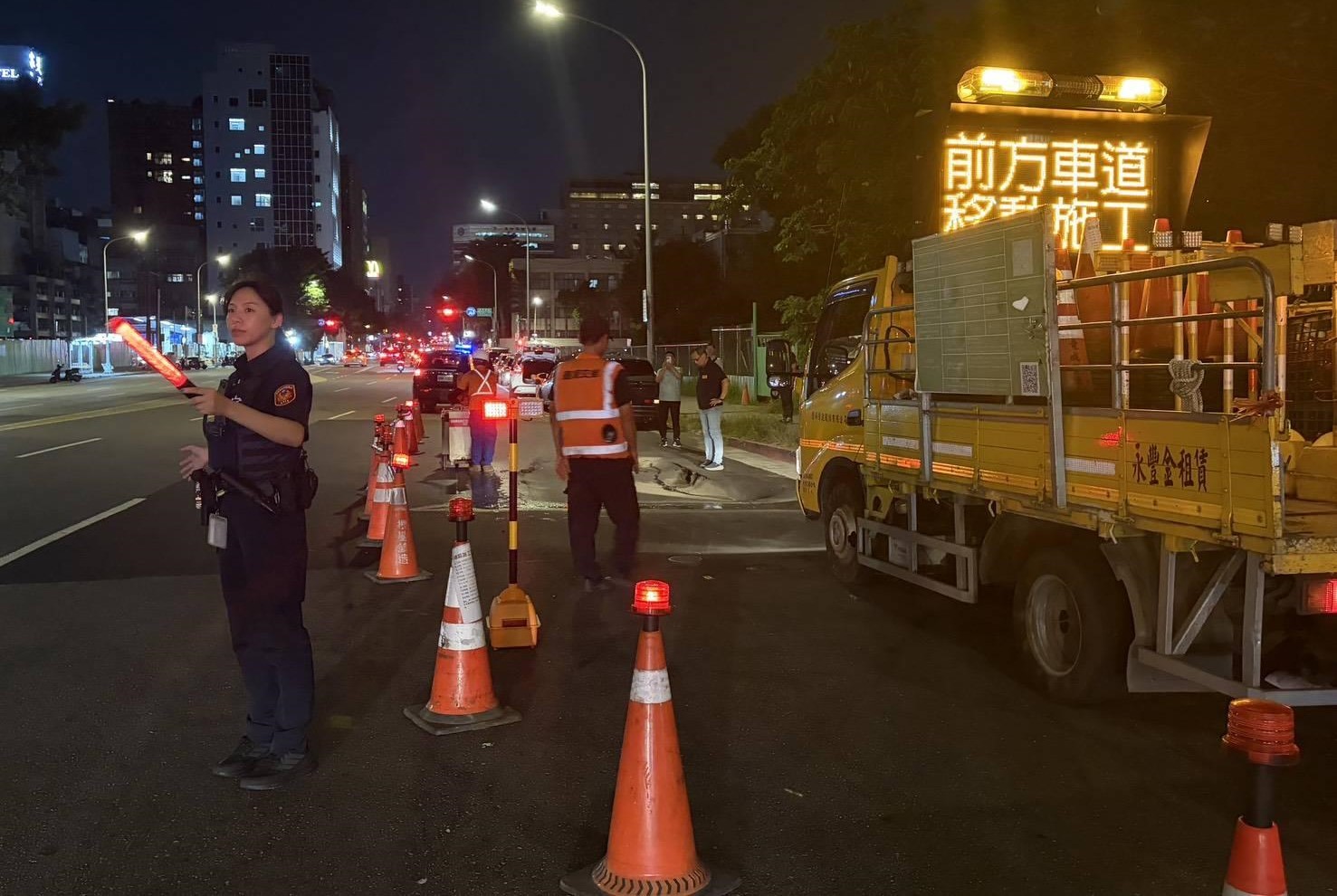 北市林森北路與市民大道南側路段，昨驚傳路面塌陷意外，經查為地下自來水管線斷裂導致土石流失，工務局新工處漏夜開挖工作井搶修。（翻攝畫面）