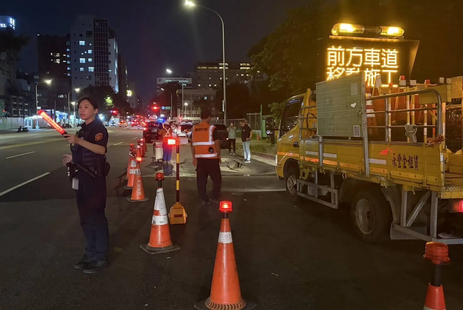 北市林森北路與市民大道南側路段，昨驚傳路面塌陷意外，經查為地下自來水管線斷裂導致土石流失，工務局新工處漏夜開挖工作井搶修。（翻攝畫面）