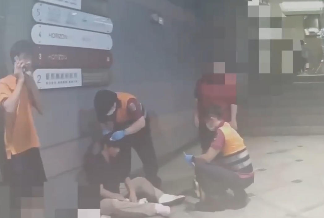 被害蕭男因與馬男有輕微碰撞，竟在大安站外遭馬男持三節鞭猛毆。（翻攝畫面）