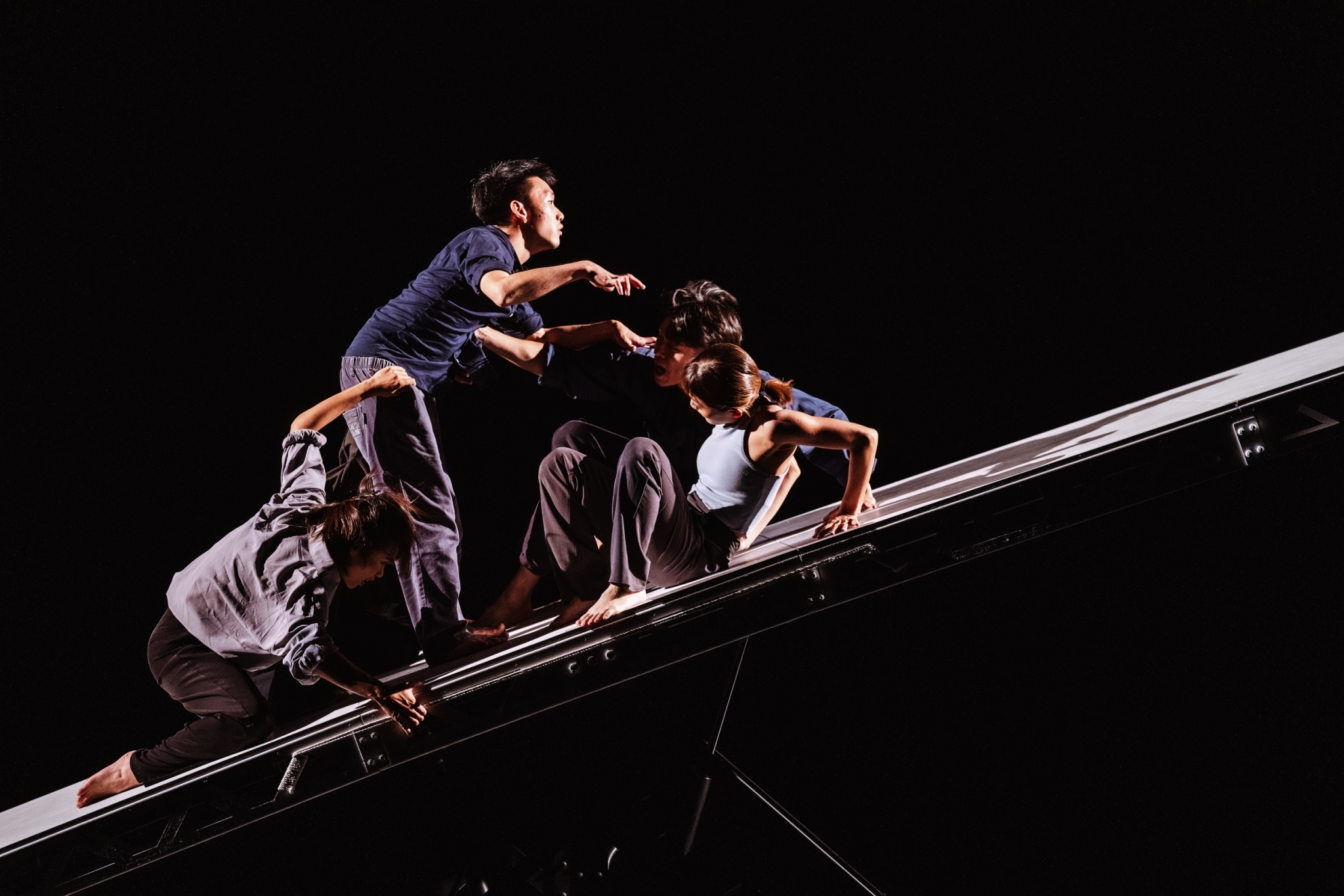 滯留島去年推出的新作《永動城市》，將腦麻的障礙舞者賴廷彥（左二）送上舞台。（滯留島舞蹈劇場提供）