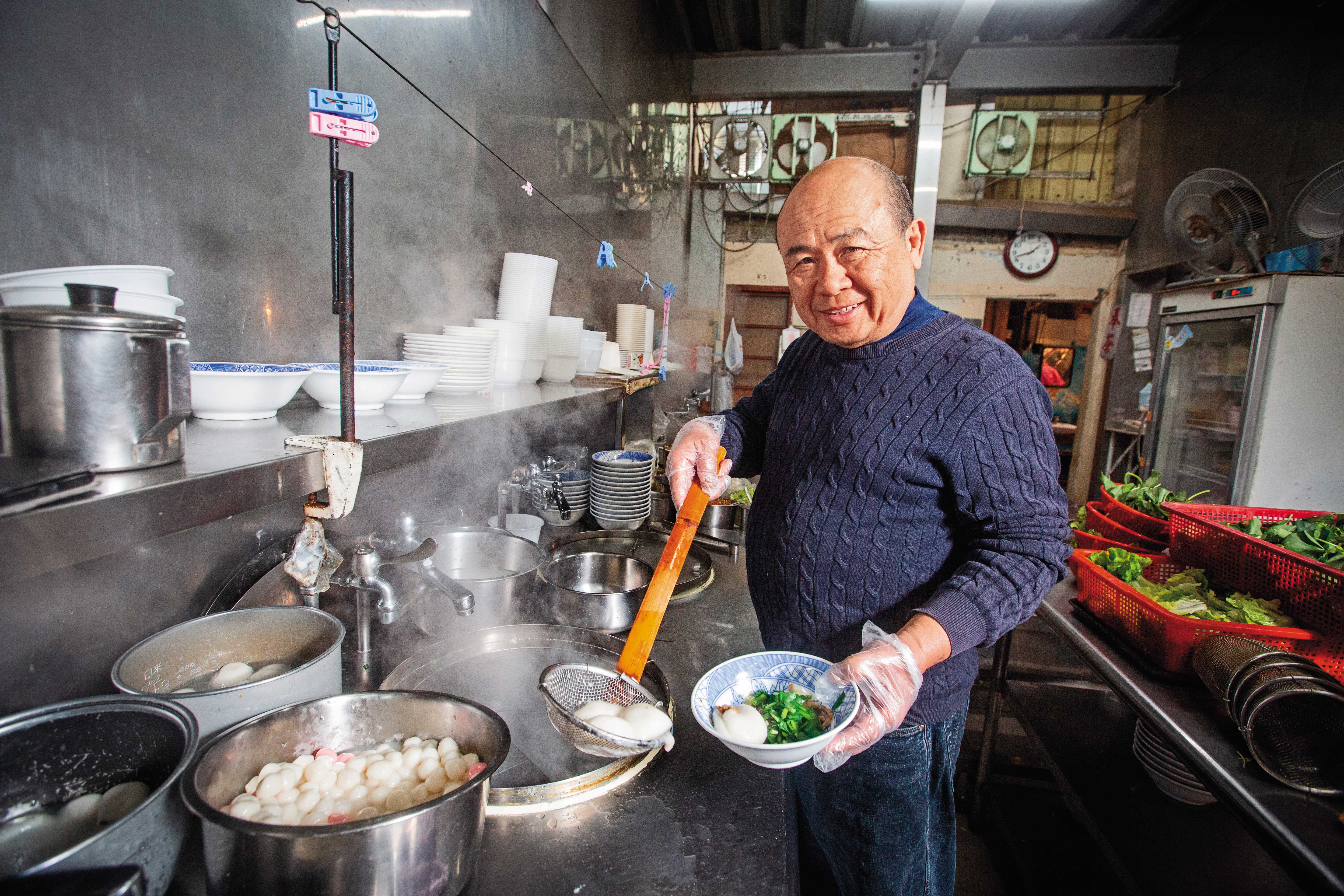 謝明宗曾是六合彩組頭、PCB代工廠老闆，因為濟公指示賣起客家大湯圓，傳承40年的古早味。