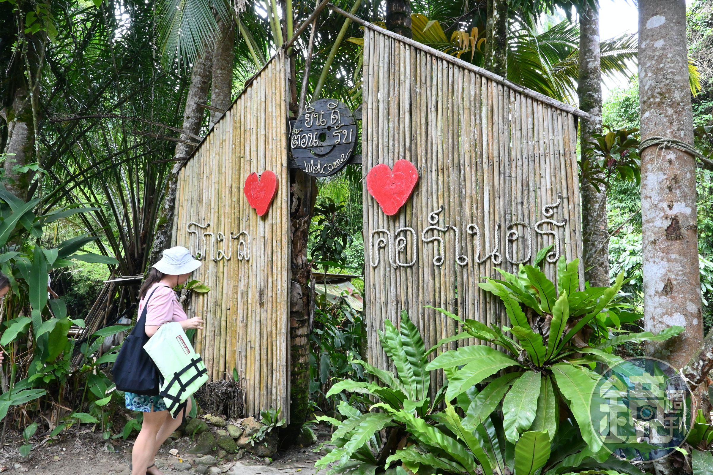 ：「Komol's Corner Bamboo Rafting」 竹筏漂流位置位於泰國攀牙拷叻，王京古瀑布（Wang Kieng Koo Waterfall）旁。