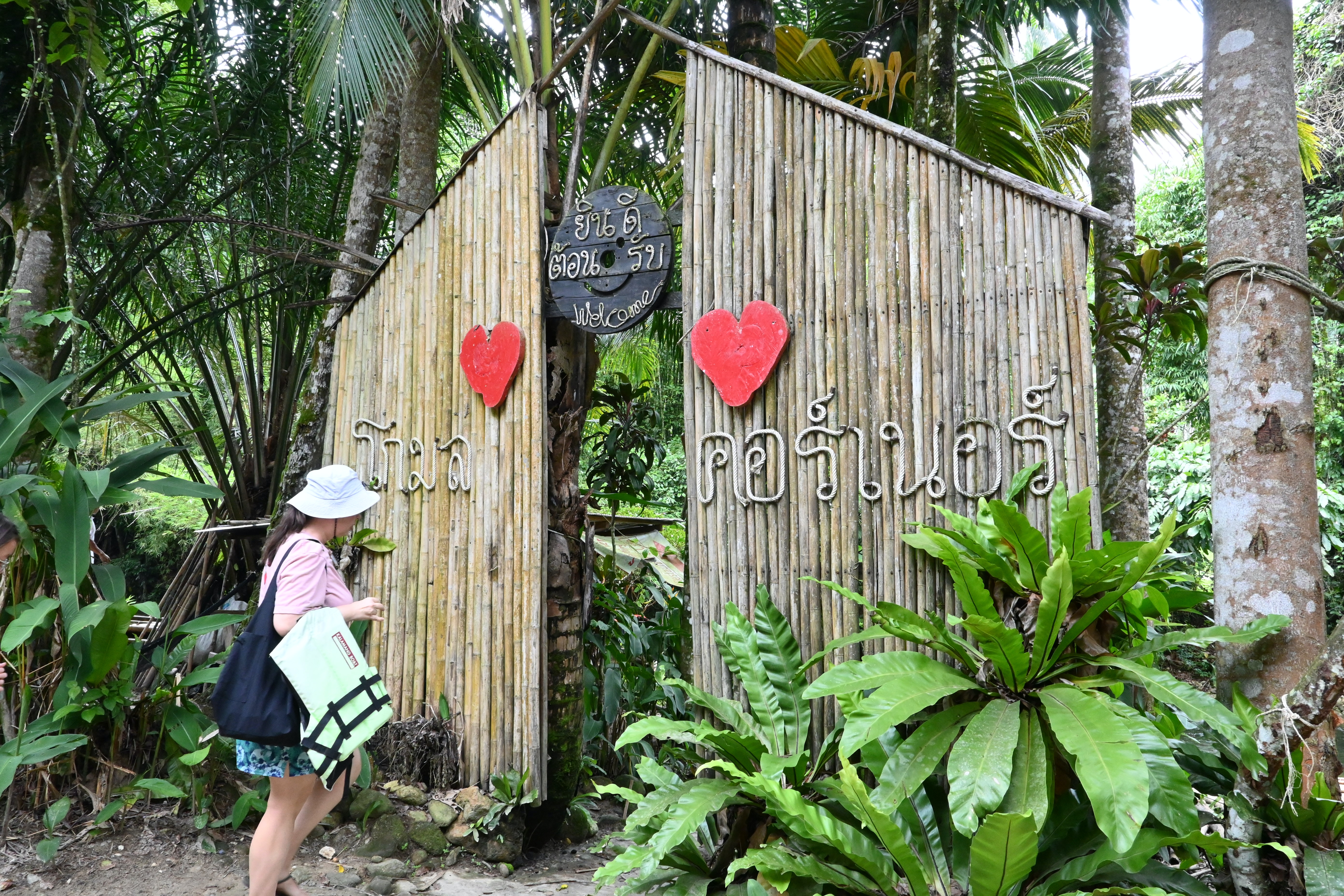 ：「Komol's Corner Bamboo Rafting」 竹筏漂流位置位於泰國攀牙拷叻，王京古瀑布（Wang Kieng Koo Waterfall）旁。