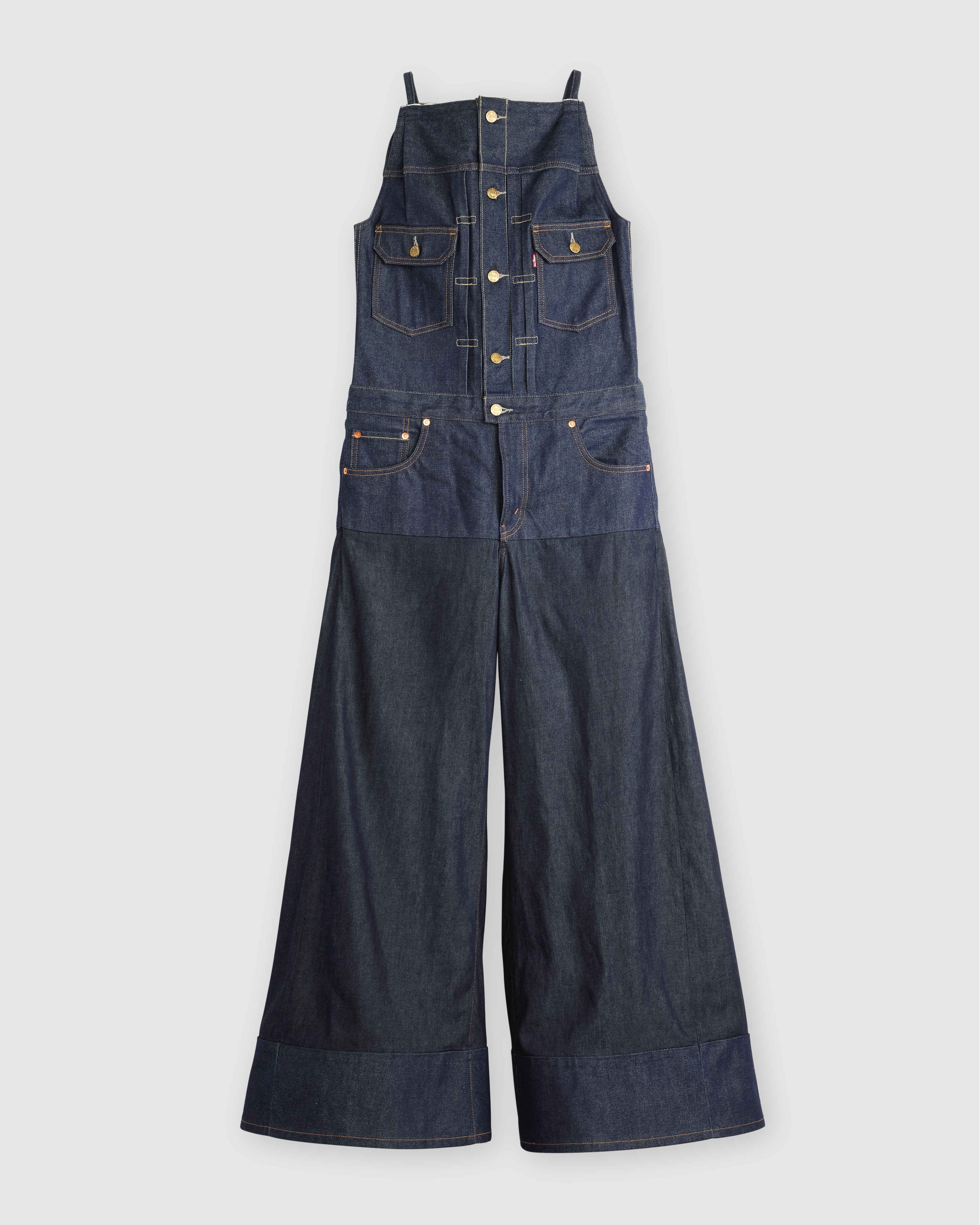 Levi’s x sacai聯名系列靛藍丹寧連身褲。NT$25,800（Levi's提供）