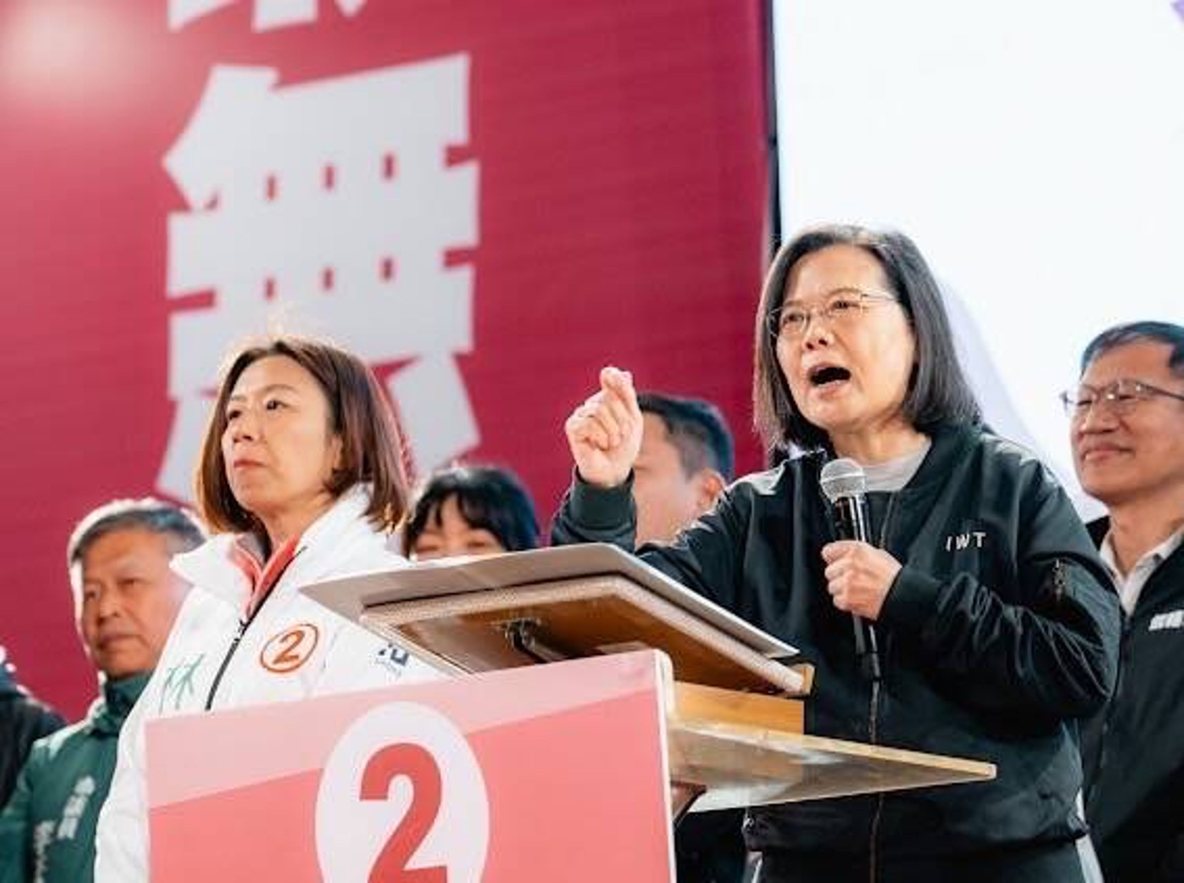總統蔡英文(前右)表示,中二選區這仗我們一定要贏;林靜儀(左側白衣者)過關,代表擺脫過去地方政治家族勢力的拘束。(讀者提供)