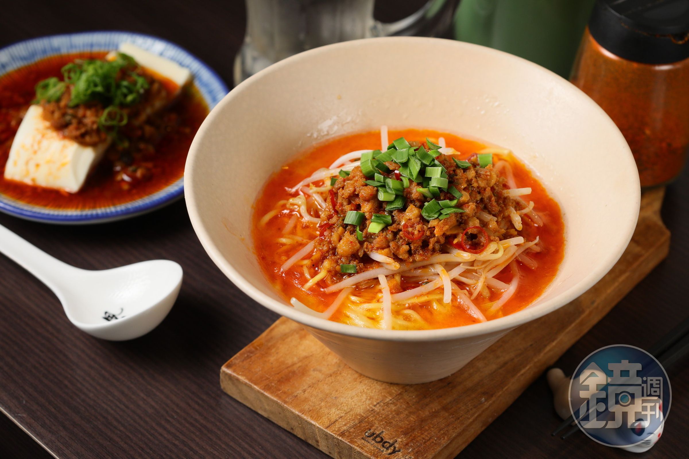 「擔擔麵」口味極好，肉燥有香辣辛香料調味，是日式雞白湯頭。（200元／份）