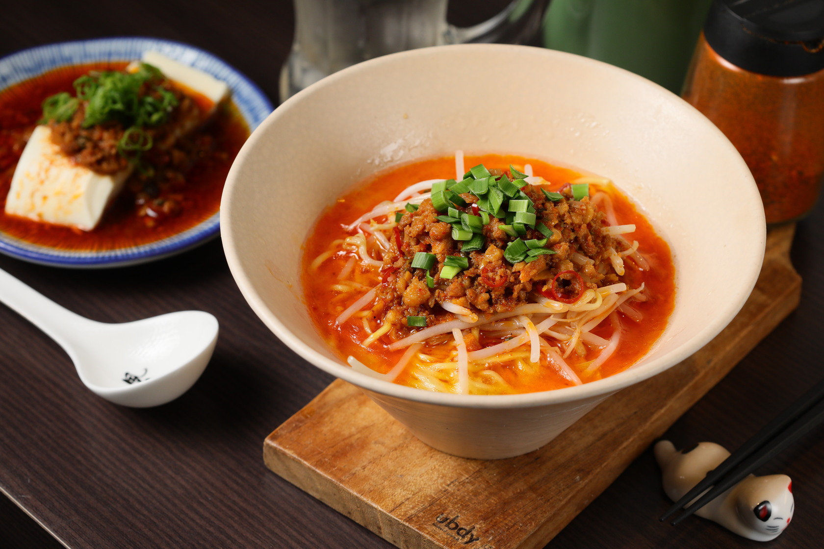 「擔擔麵」口味極好，肉燥有香辣辛香料調味，是日式雞白湯頭。（200元／份）