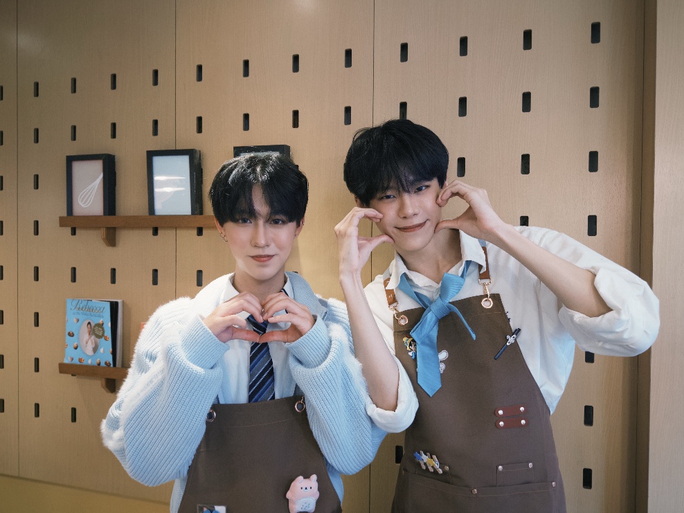 冠緯（左）和梁哲維（右）情人節出席甜點活動和粉絲同樂。（So-net提供）