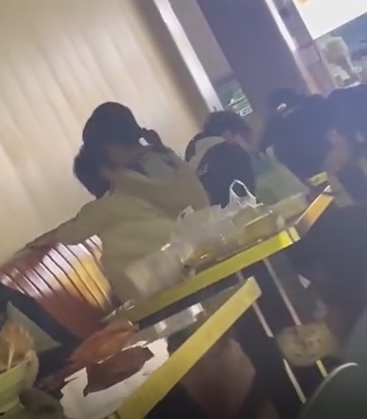 中國一對情侶疑似在餐廳裡做愛，但男方只撐了約6下就完事引發網友熱議。（翻攝自爆廢公社二館）