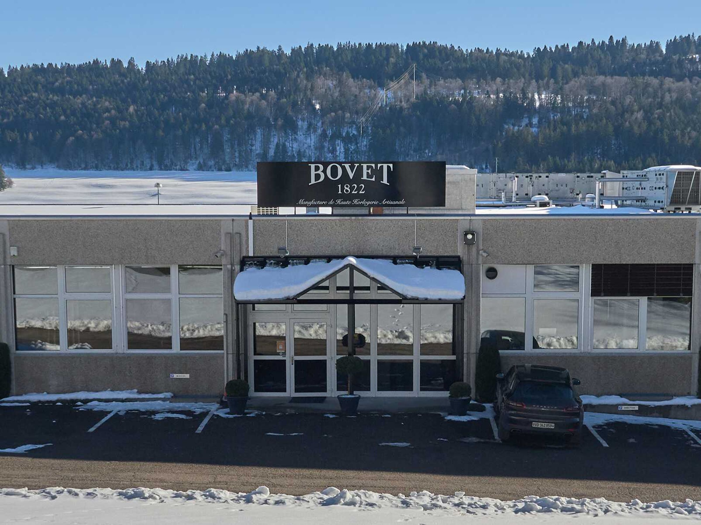 位於特拉梅朗（Tramelan 的 BOVET Manufacture de Haute Horlogerie Artisanale，所有機芯、面盤、錶殼零件的製造與修飾，還有高級製錶的琺瑯彩繪、手工金雕等技藝，都在這裡進行。