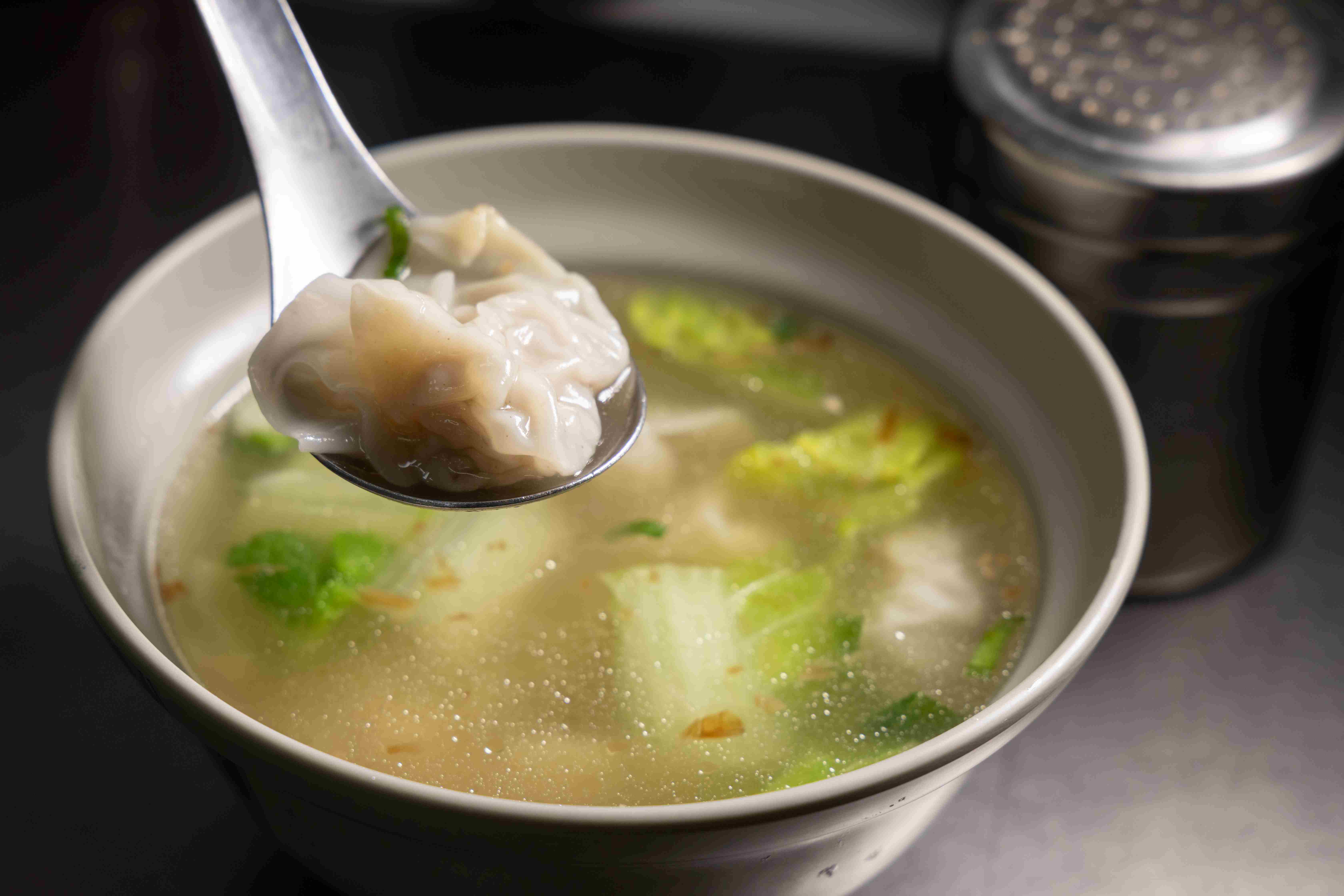 「餛飩湯」是很家常耐吃的口味。（40元／碗）
