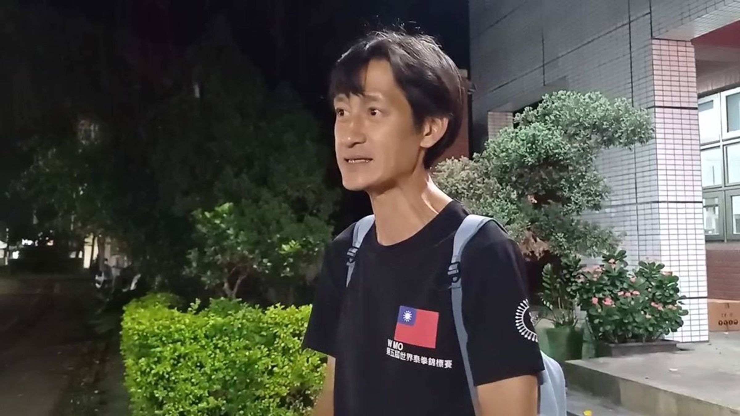 藝人唐治平的母親3日離世，唐治平直到4日晚間才現身淡水分局水碓派出所。（翻攝照片）