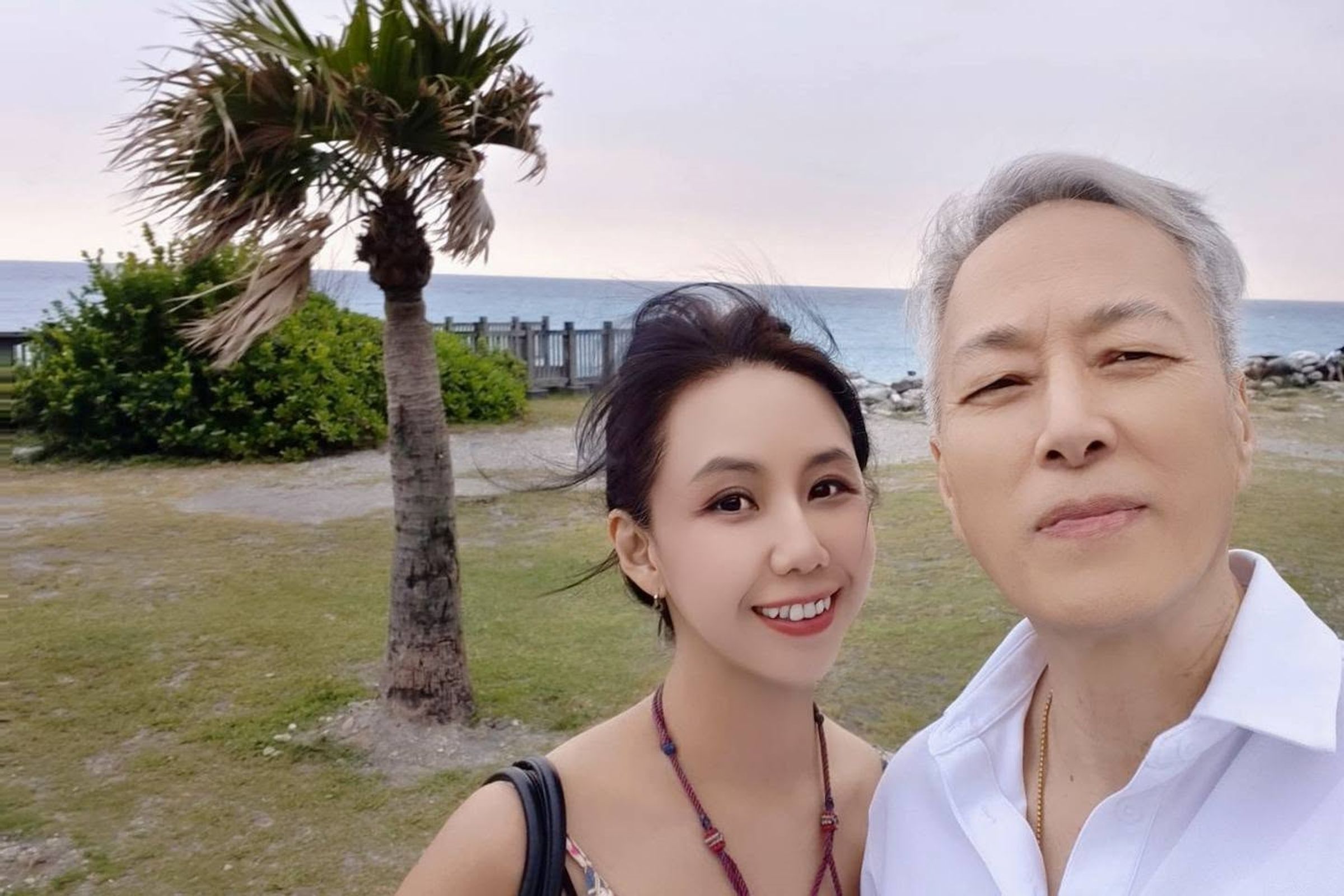 姜厚任與女友陳苡孋到處合照。(翻攝網路)