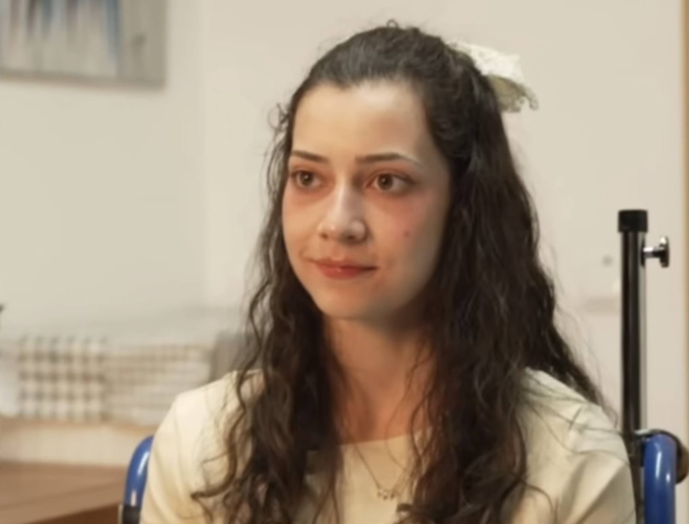 西班牙25歲女子諾艾利亞因性侵創傷與癱瘓劇痛，在贏得與父親的2年法律訴訟後，於週四晚間美美地完成安樂死，結束痛苦一生。（翻攝自YouTube頻道@Shareitorregreti）