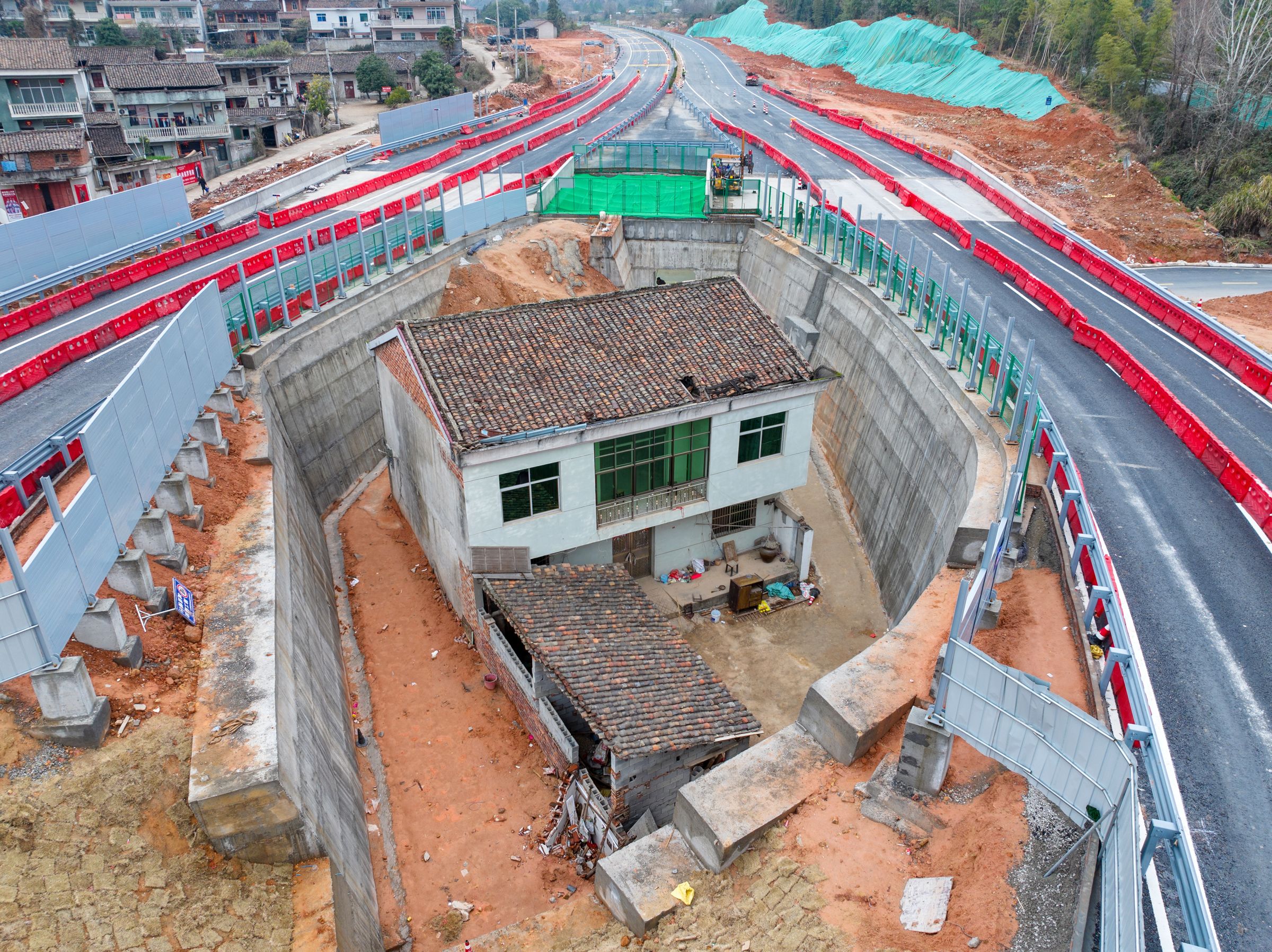 中國江西「最強釘子戶」不堪公路噪音影響已舉家搬遷。(東方IC)