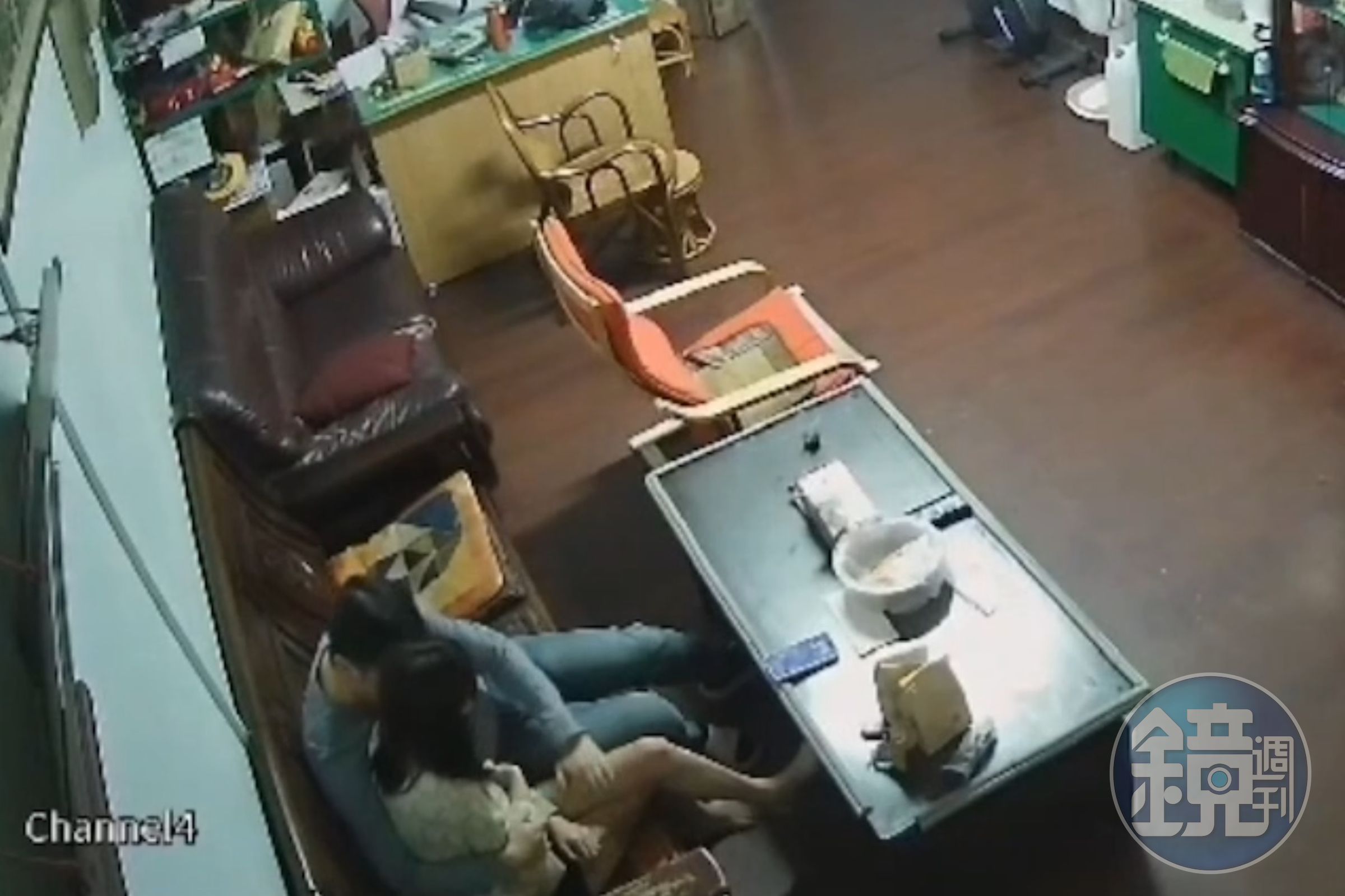 蕭姓員警摟住女孩,雙手不安分的從大腿內側摸到頭、勾住她脖子強吻。(讀者提供)