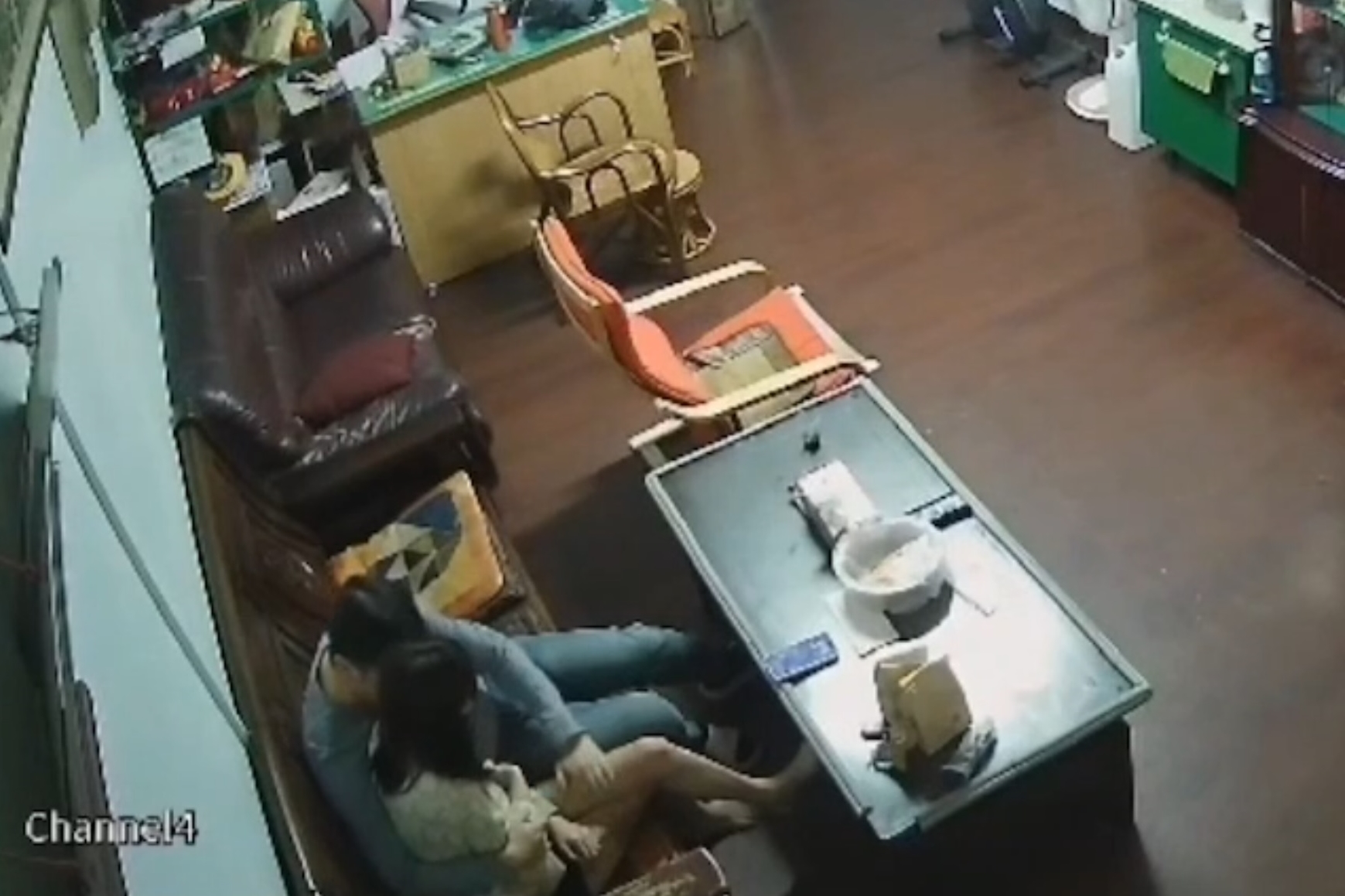 蕭姓員警摟住女孩，雙手不安分的從大腿內側摸到頭、勾住她脖子強吻。（讀者提供）