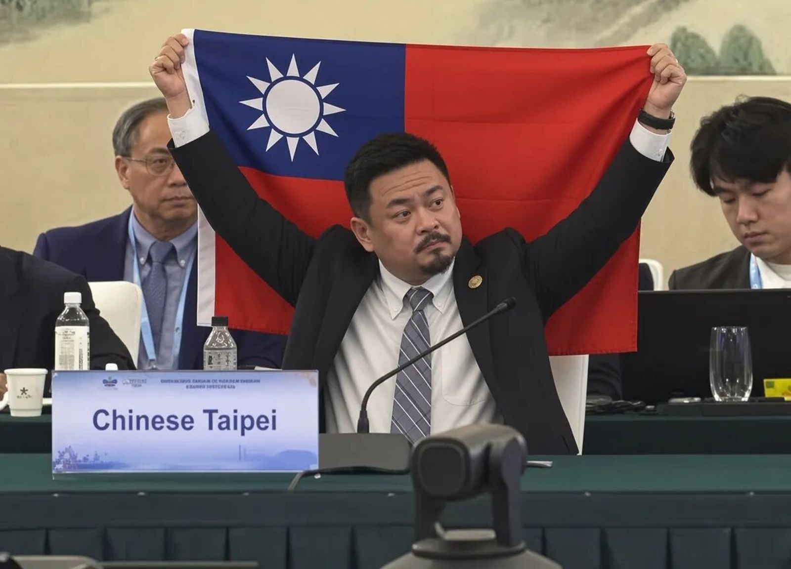 洪申翰APEC「舉國旗」是假照!AI生成圖遭瘋傳 梁文傑傻眼