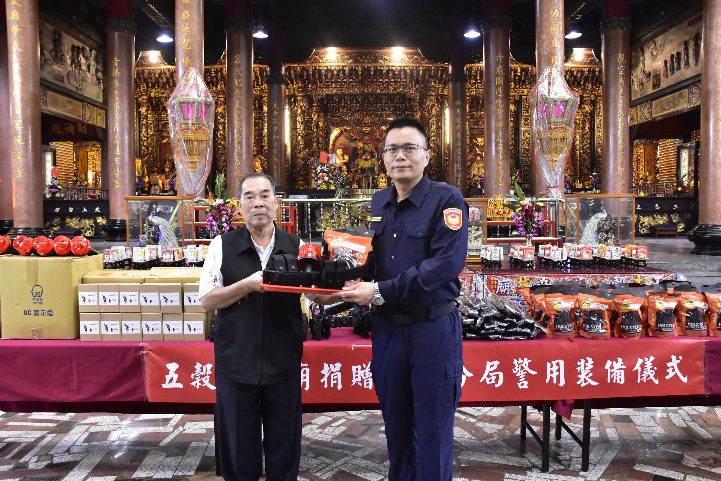 五穀先帝廟舉行致贈儀式,分局長陳建龍代表受贈並回贈感謝狀給主委李長寅。(土城分局提供)