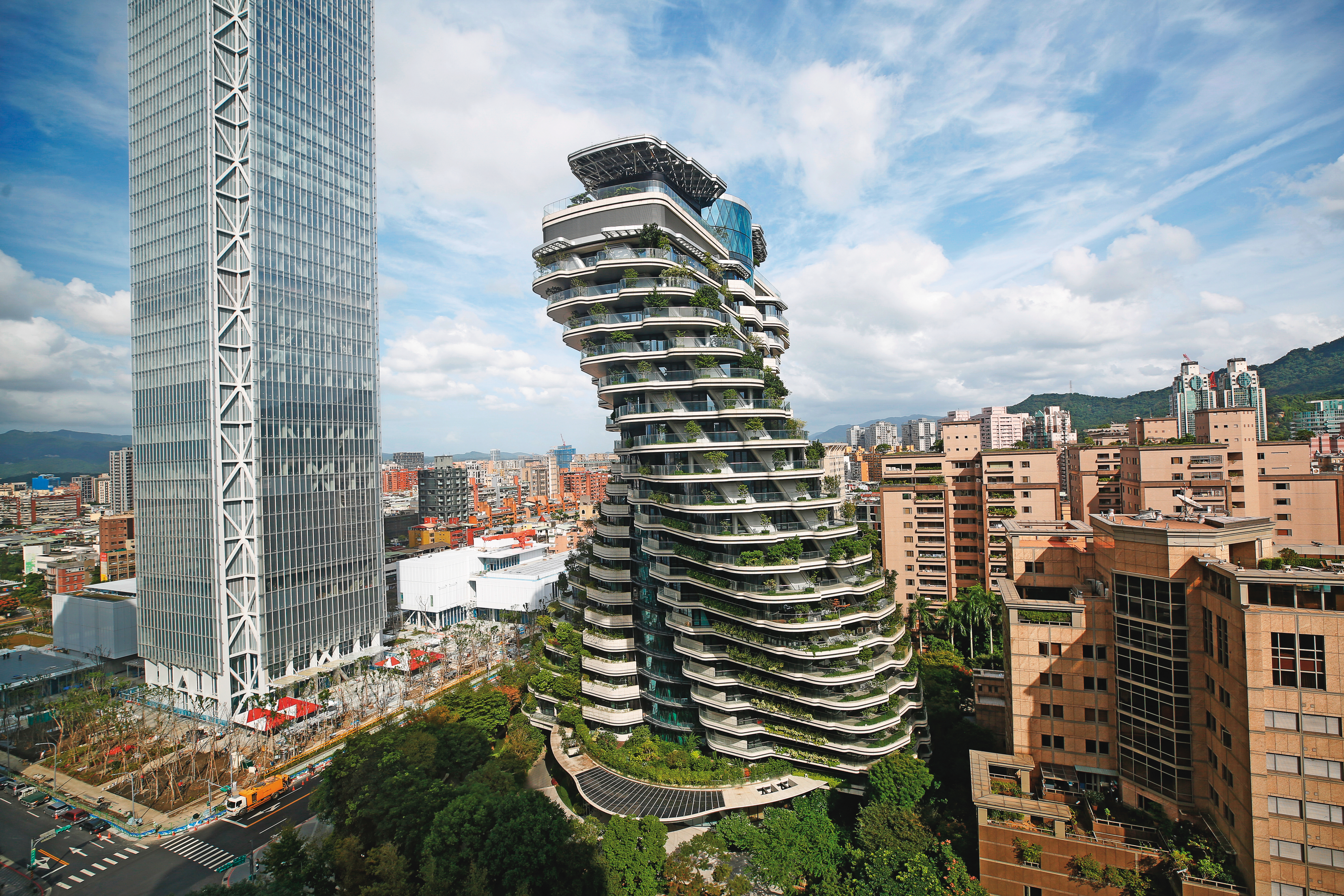 亞太會館在十多年由中工標下改建為陶朱隱園豪宅，是否涉及弊端，正由檢方一併釐清。