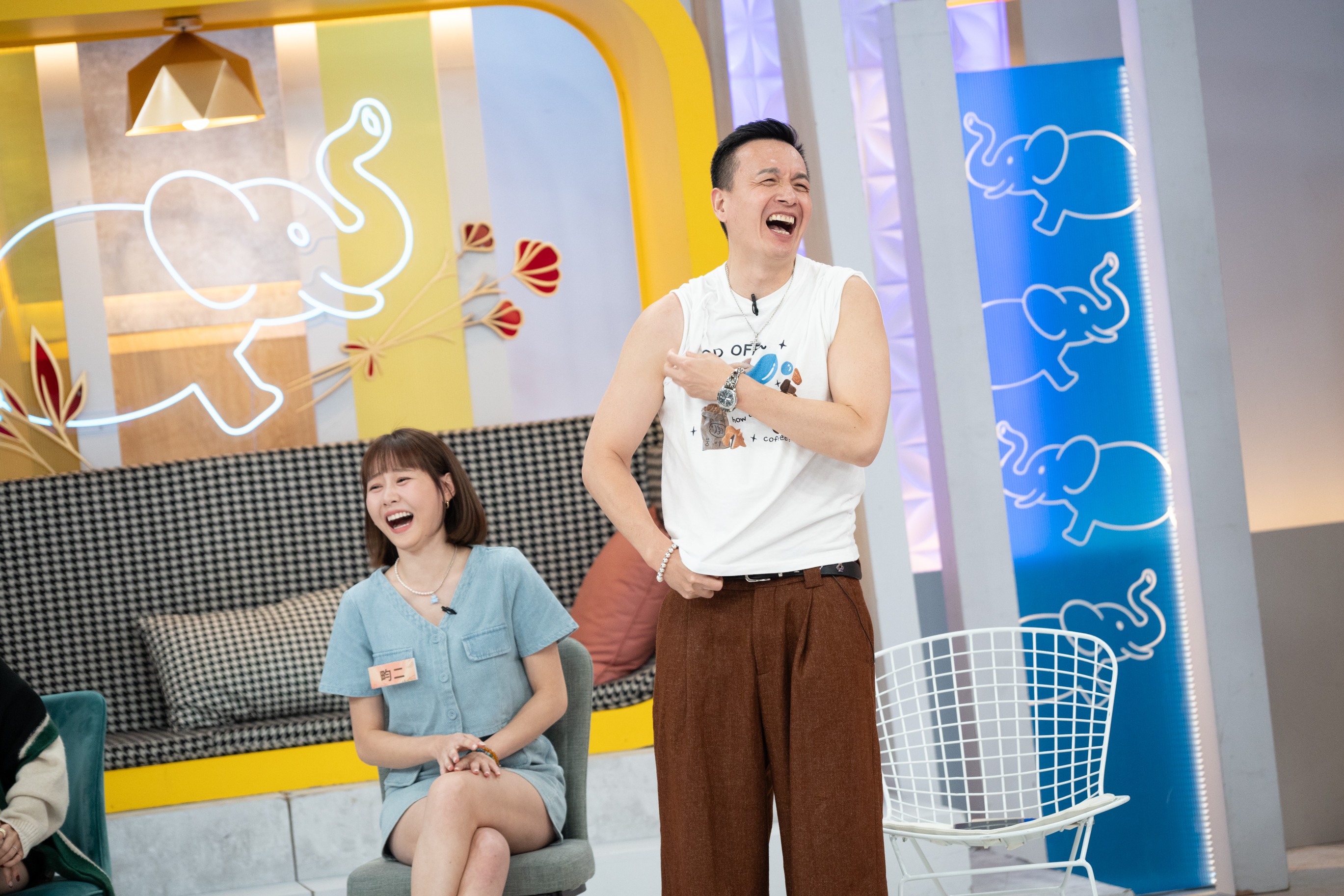 小鐘錄影熱身秀手臂線條，反被小S很虧。（東森提供）