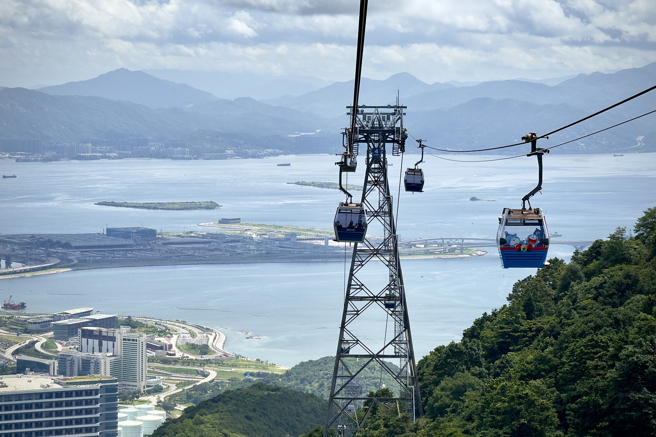 在香港能體驗從探索山巔、高空到深入城市鬧區等多種角度與玩法。