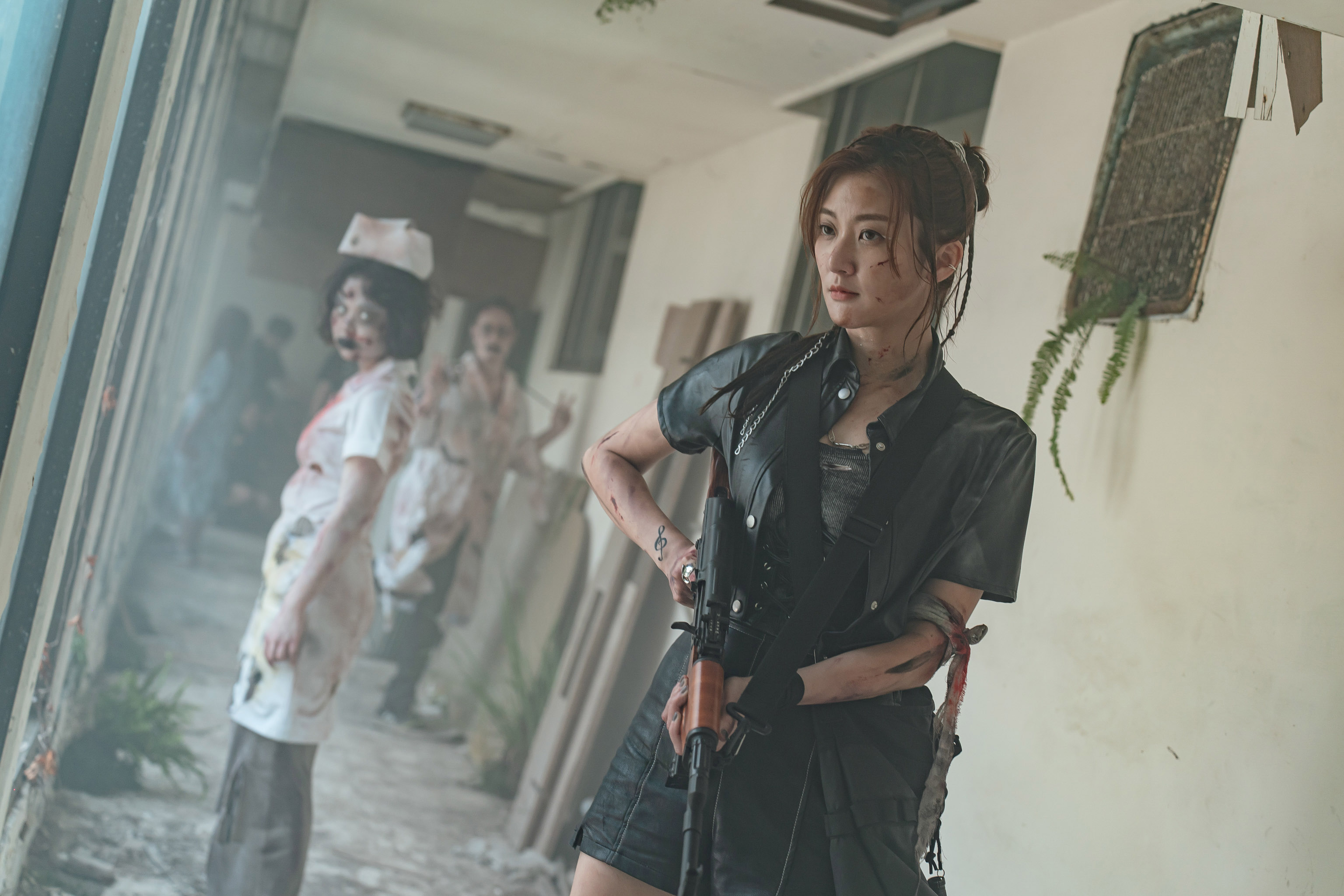 林逸欣〈無聊的大人〉MV,劇情是世界末日喪屍片。(鑫羽工作室提供)