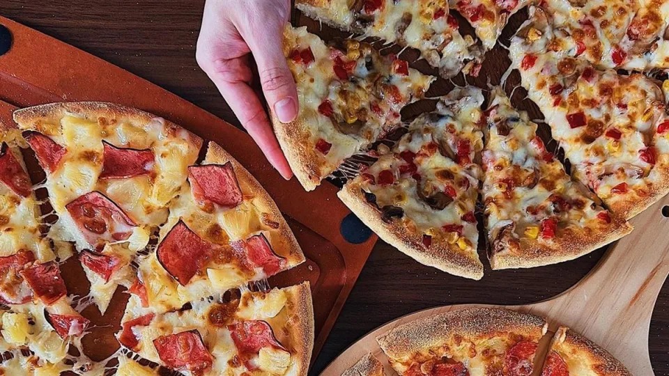 知名連鎖披薩店達美樂昨晚無預警宣布，3月17日將正式停賣鎮店之寶「經典2口味」。（翻攝自達美樂臉書）