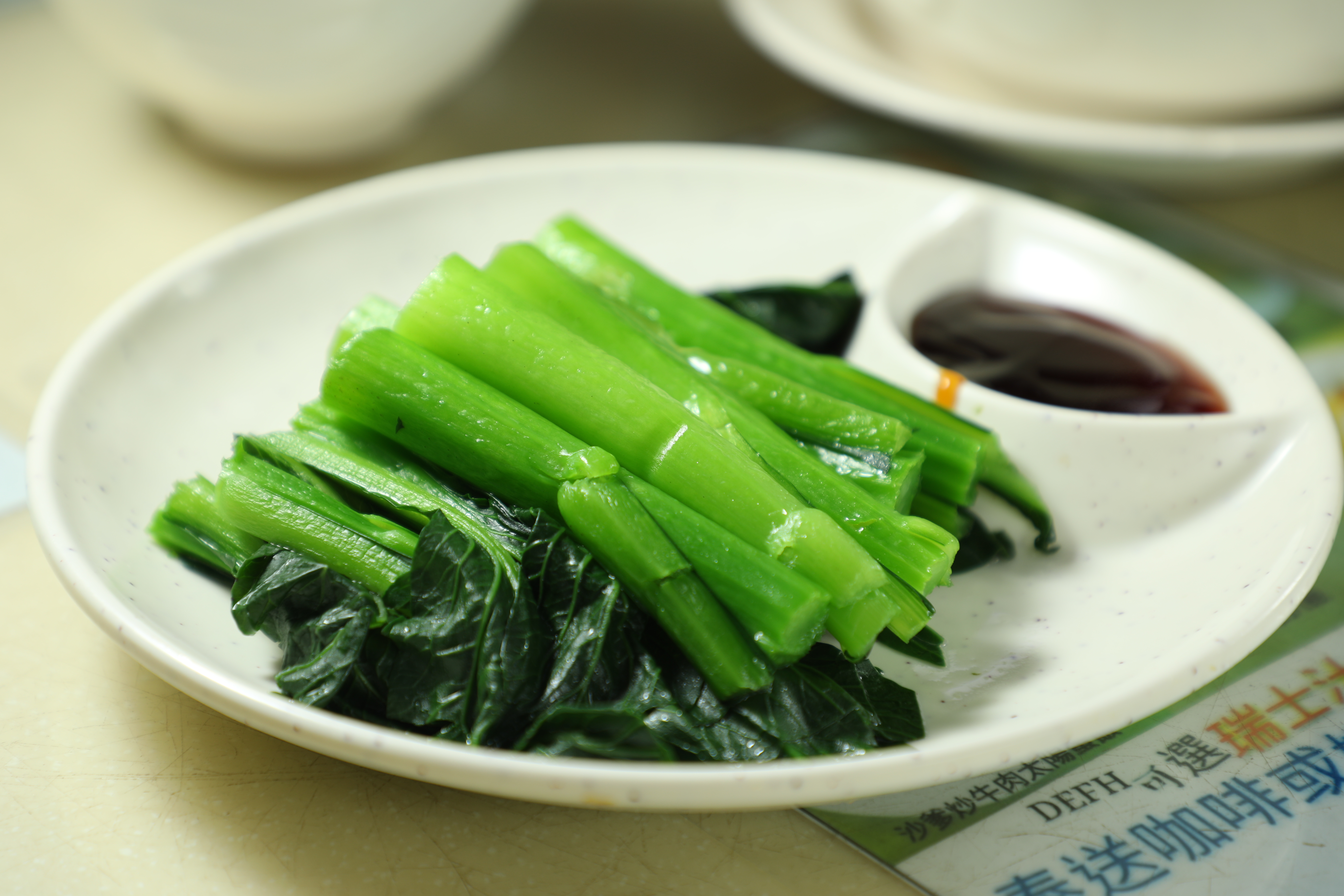 現燙的油菜心,綠油油地很誘人,蘸上一點蠔油就十分美味。(港幣23元/份)