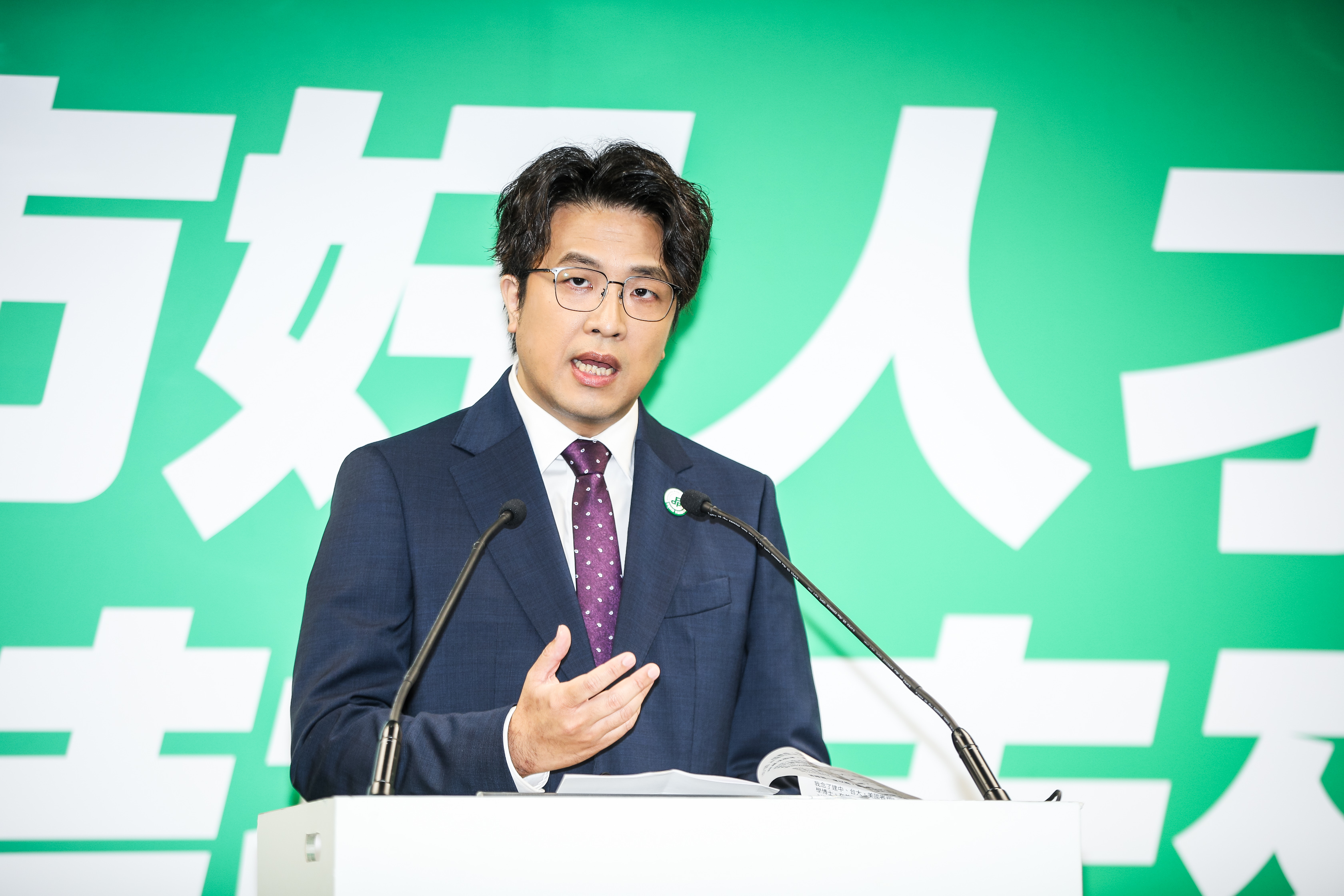 民進黨昨正式徵召立委沈伯洋角逐台北市長，成為接下來帶頭的母雞。（鏡報鄒保祥攝）