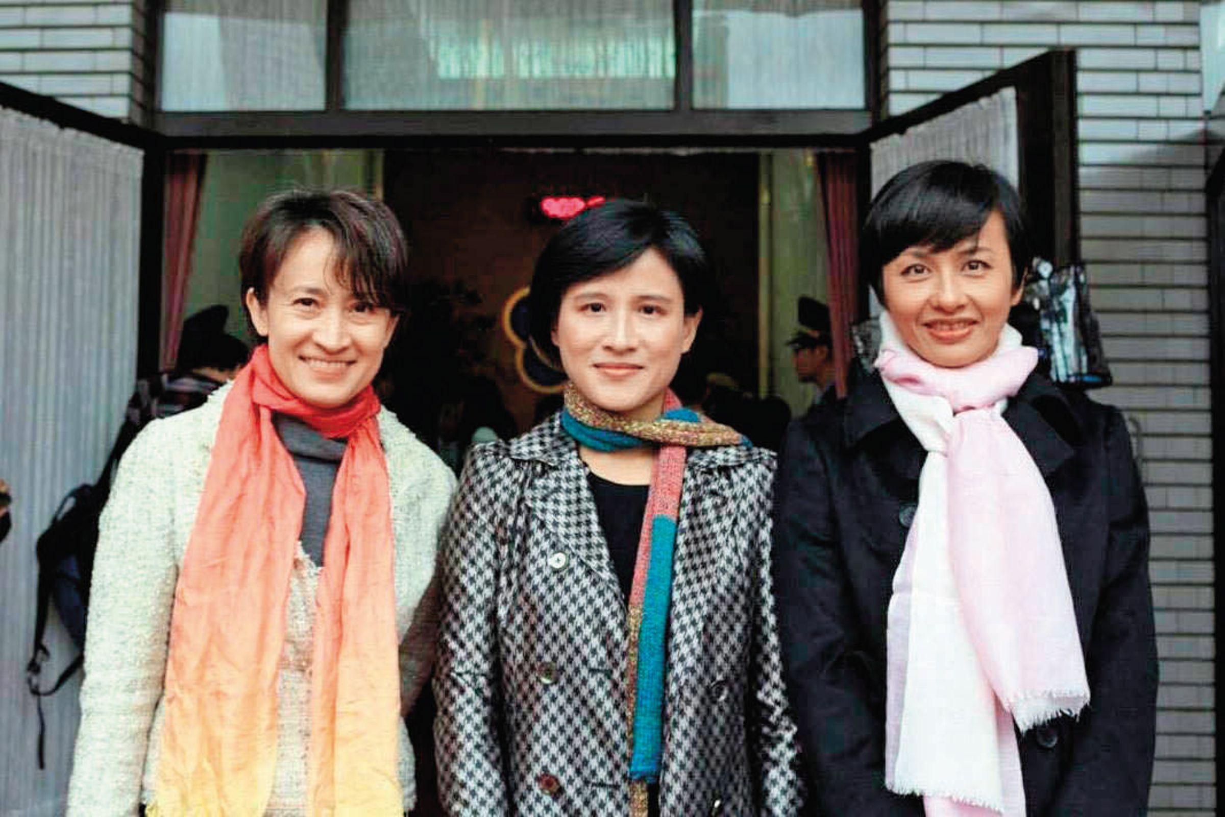 （左起）蕭美琴、鄭麗君、邱議瑩曾一起在立法院共事，3人好交情更被稱為「立院三姊妹」「民進黨S.H.E」。（翻攝鄭麗君臉書）