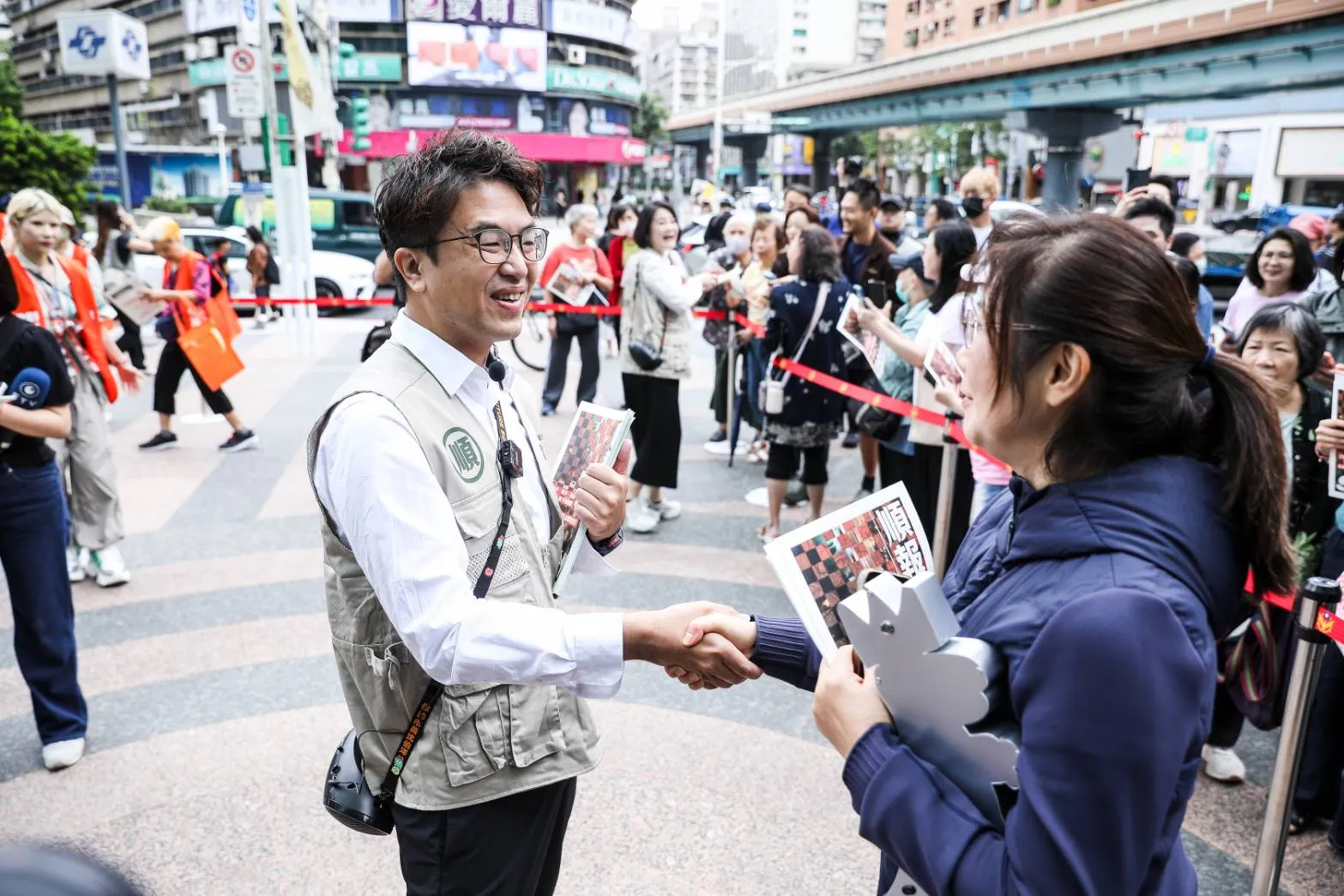 沈伯洋今日於捷運忠孝復興站發布《順報》。（鏡報鄒保祥）