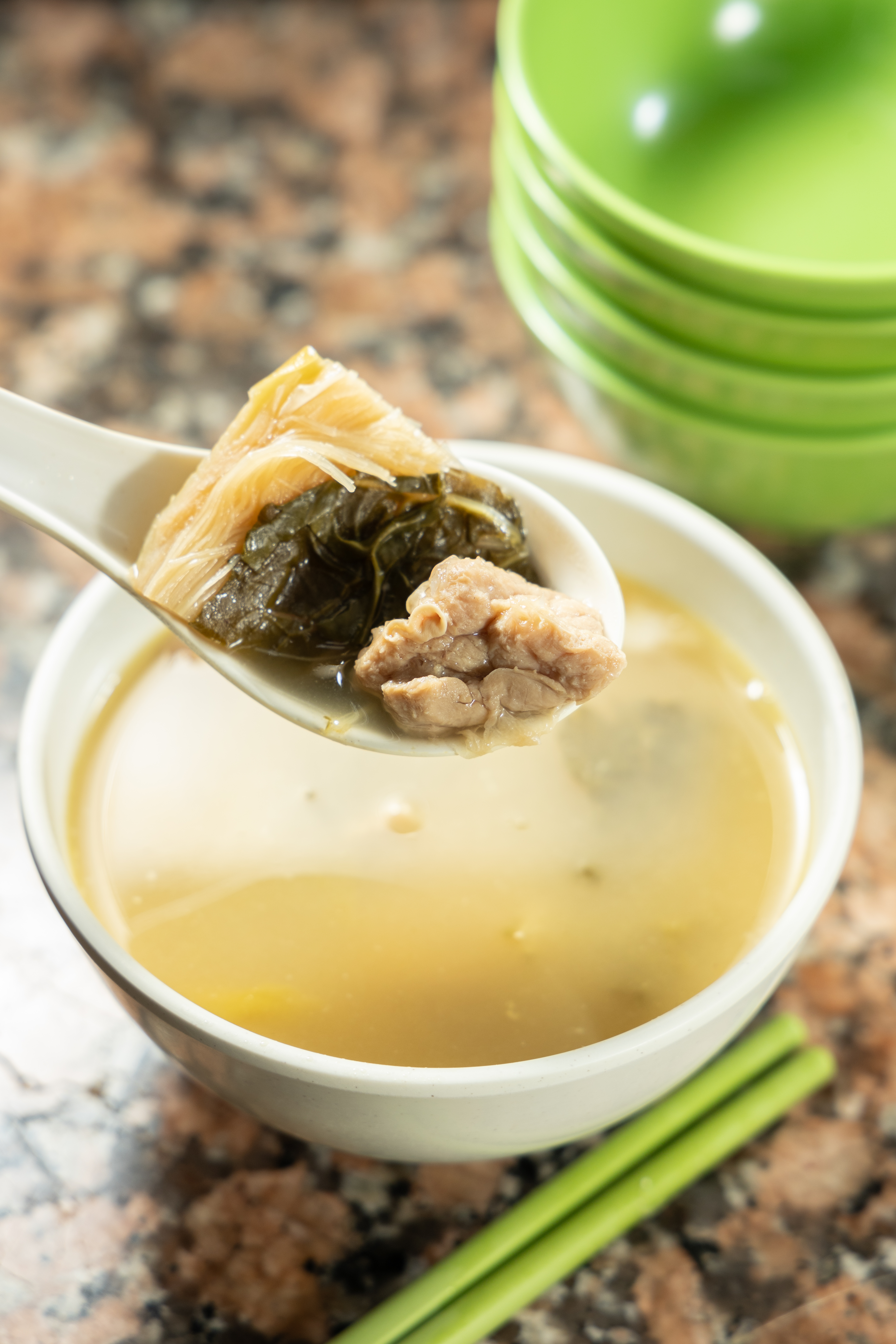 美味盲盒「本日例湯」，當日喝到的是酸菜豬肺，湯頭清甜微酸、豬肺軟嫩，可依照人數選擇大、中、小碗。（港幣13元／小碗）