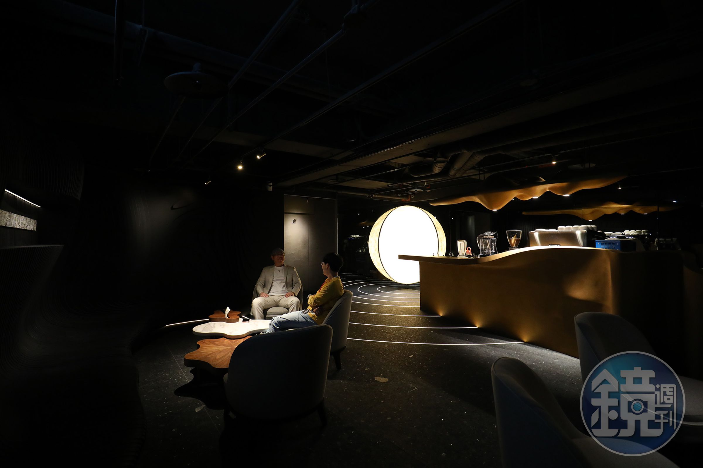 除了包廂用餐空間，餐廳還打造一處公共空間，讓席間需要安靜空間講電話、談公事的客人，能有獨立區域；後方的月球造型燈飾，也是許多客人最愛打卡拍照的裝置。